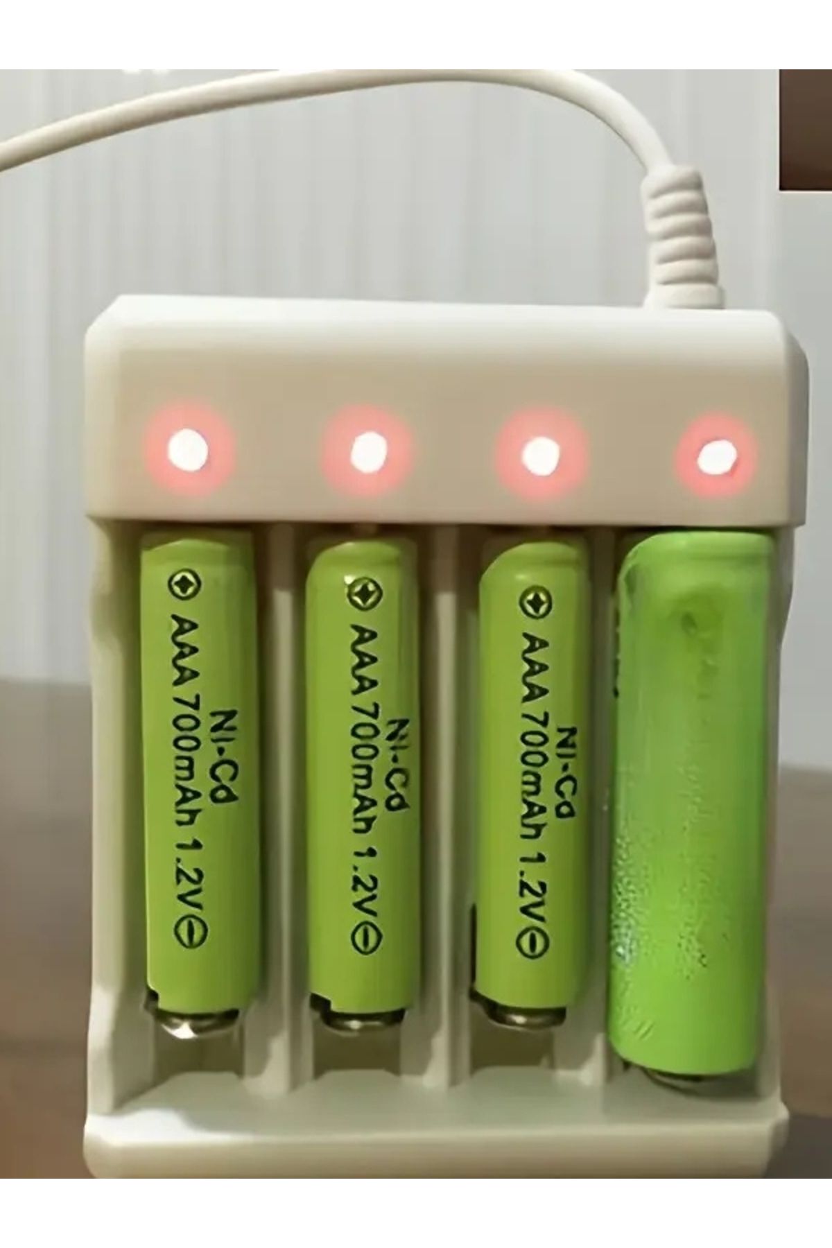 NaturalCharm USB Girişli 4 Yuvalı Akıllı Pil Şarj Cihazı - AA, AAA ve Li-ion Uyumlu, LED Göstergeli Hızlı Şarj
