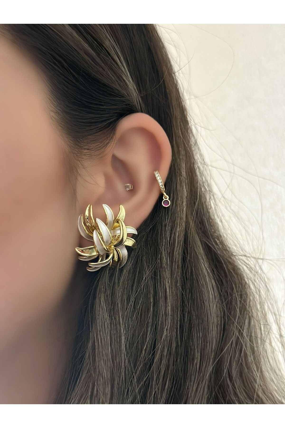 MyladyAccessoriess 14K Altın Kaplama Beyaz Mineli Detay Çiçek Küpe