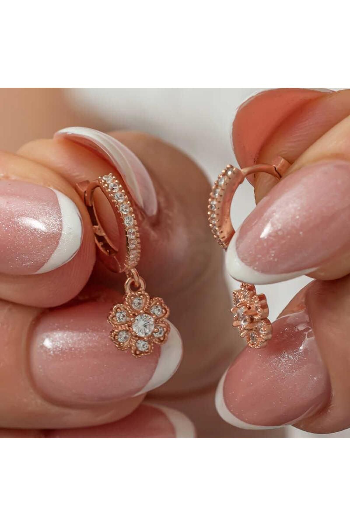 supertrend Süpertrend Gümüş Sallantılı Rose Minimal Çiçek Kadın Küpe