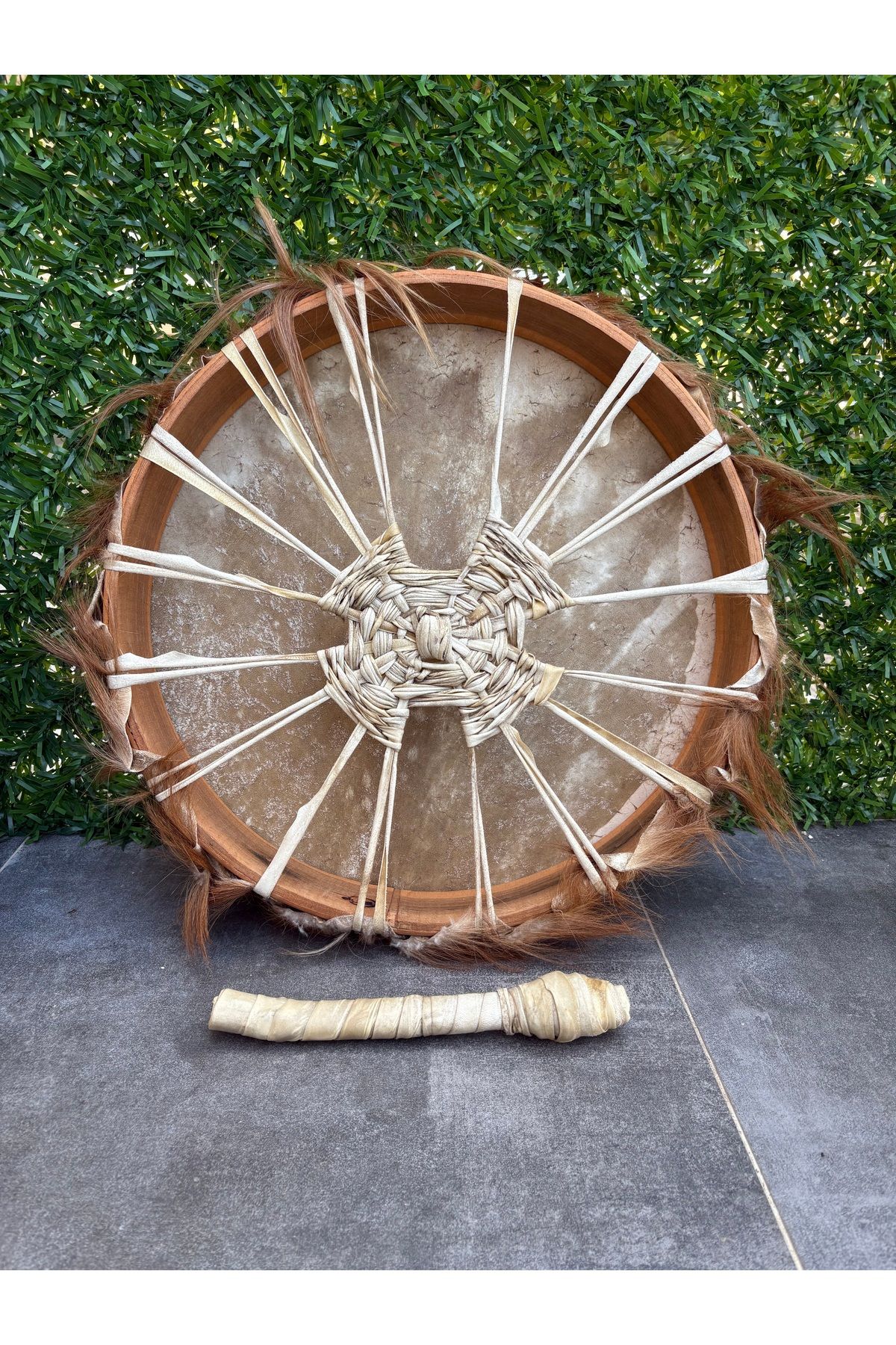 Elefra Percussion Elefra El Örme Şaman Davulu – Tüylü Oğlak Derisi & Ceviz Çift Kasnak (52 cm) | Deri Tokmak Hediyeli
