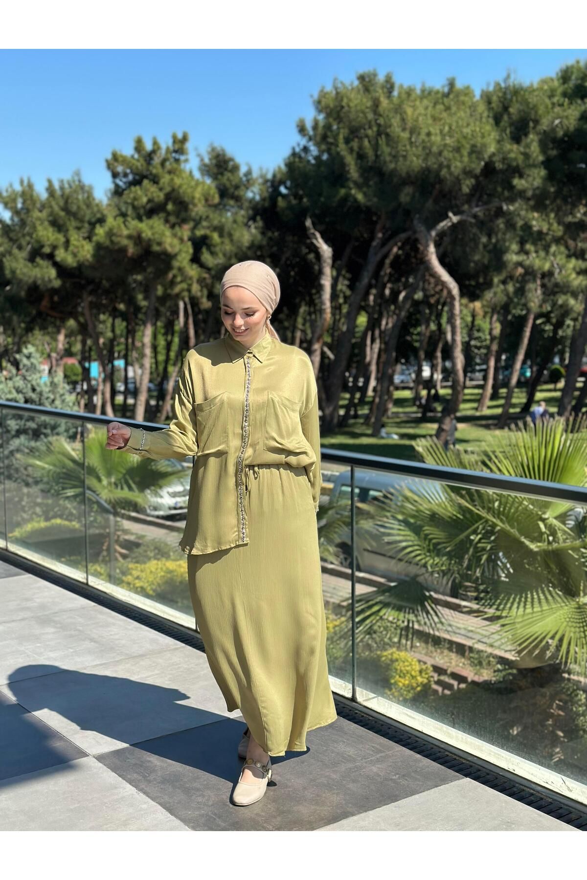 Ranasubaşı Önü ve Kollar Taş Pul İşlemeli Saten Takım Yeşil