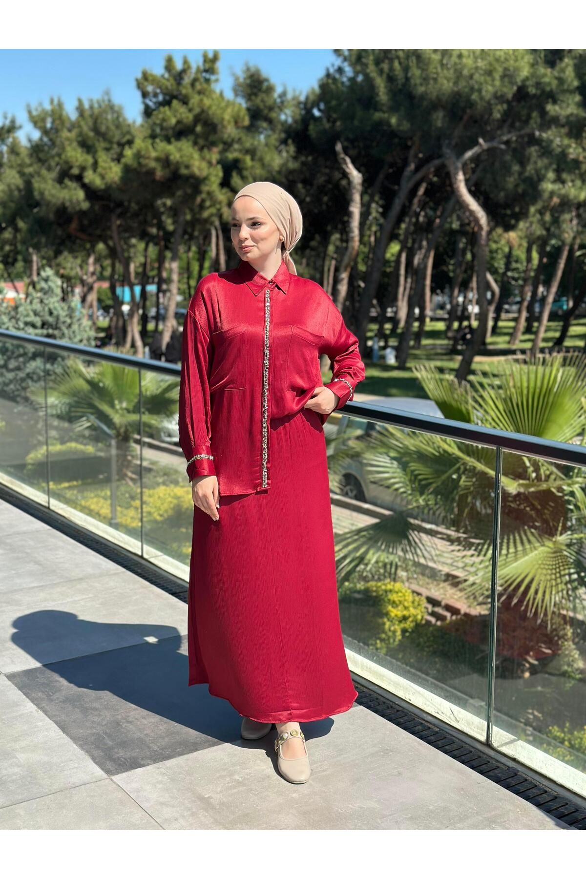 Ranasubaşı Önü ve Kollar Taş Pul İşlemeli Saten Takım Bordo