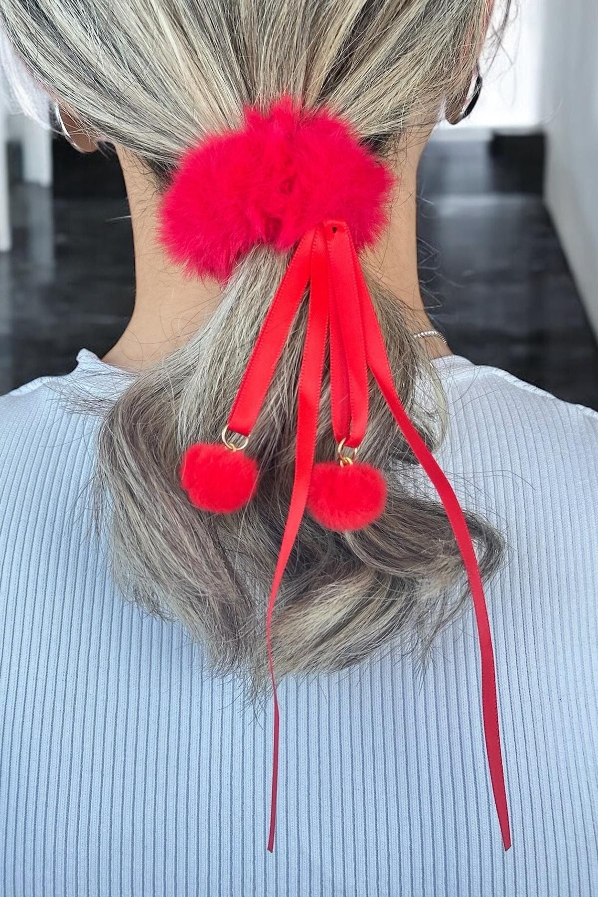 TAKIŞTIR Kırmızı Renk Ponpon Detaylı Peluş Simit Toka