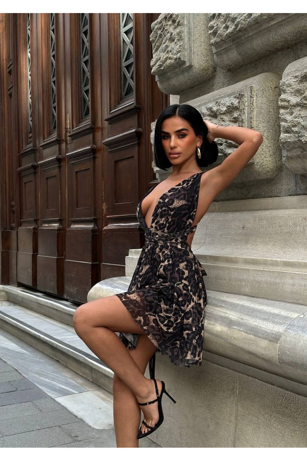 Love Fab Leopar Desen Boyundan Baglamalı Sırt Çapraz İp Dekolteli Kloş Mini Elbise