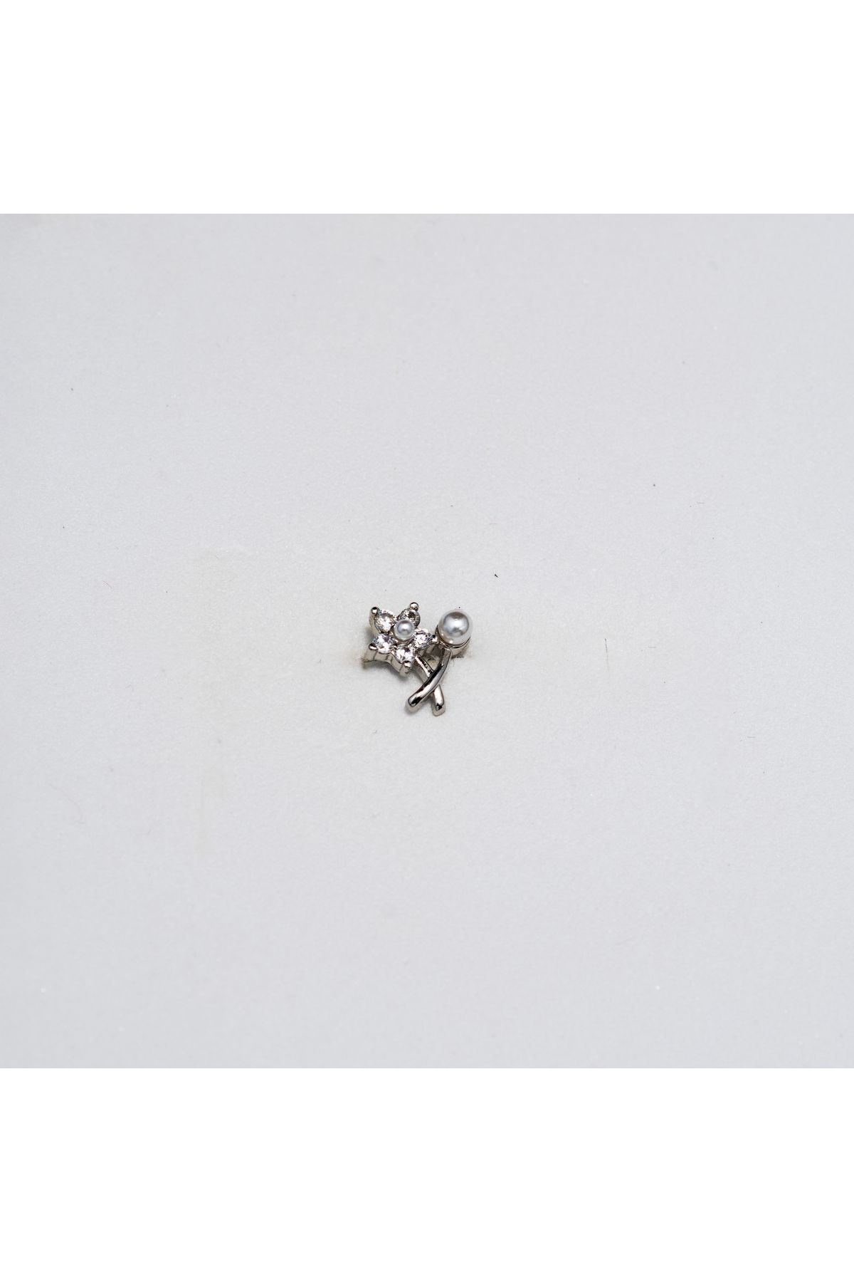 Piercing by Sever İNCİ TOMURCUKLU ÇİÇEK ÇELİK PIERCING… GÜMÜŞ/SILVER RENKLİ ve ŞEFFAF TAŞLI (TARGUS HELIX CONCH FLAT)
