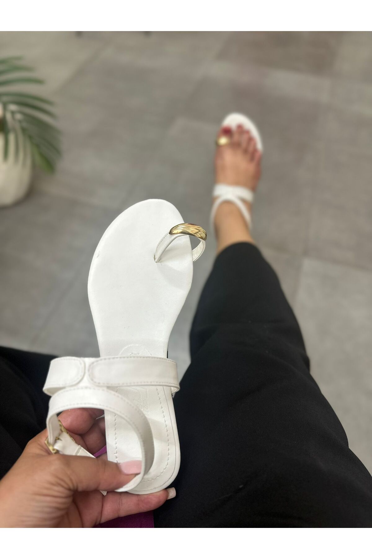 Sibel Shoes Amanda Beyaz Toka Detaylı Sandalet