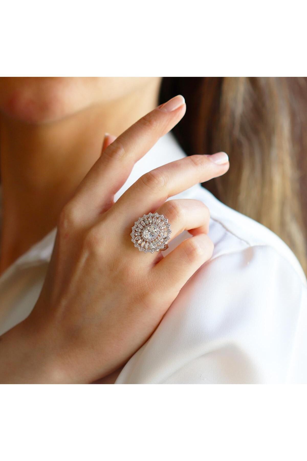 Necati Gün Oval Mekik Taşlı Sky Diamond Gümüş Yüzük