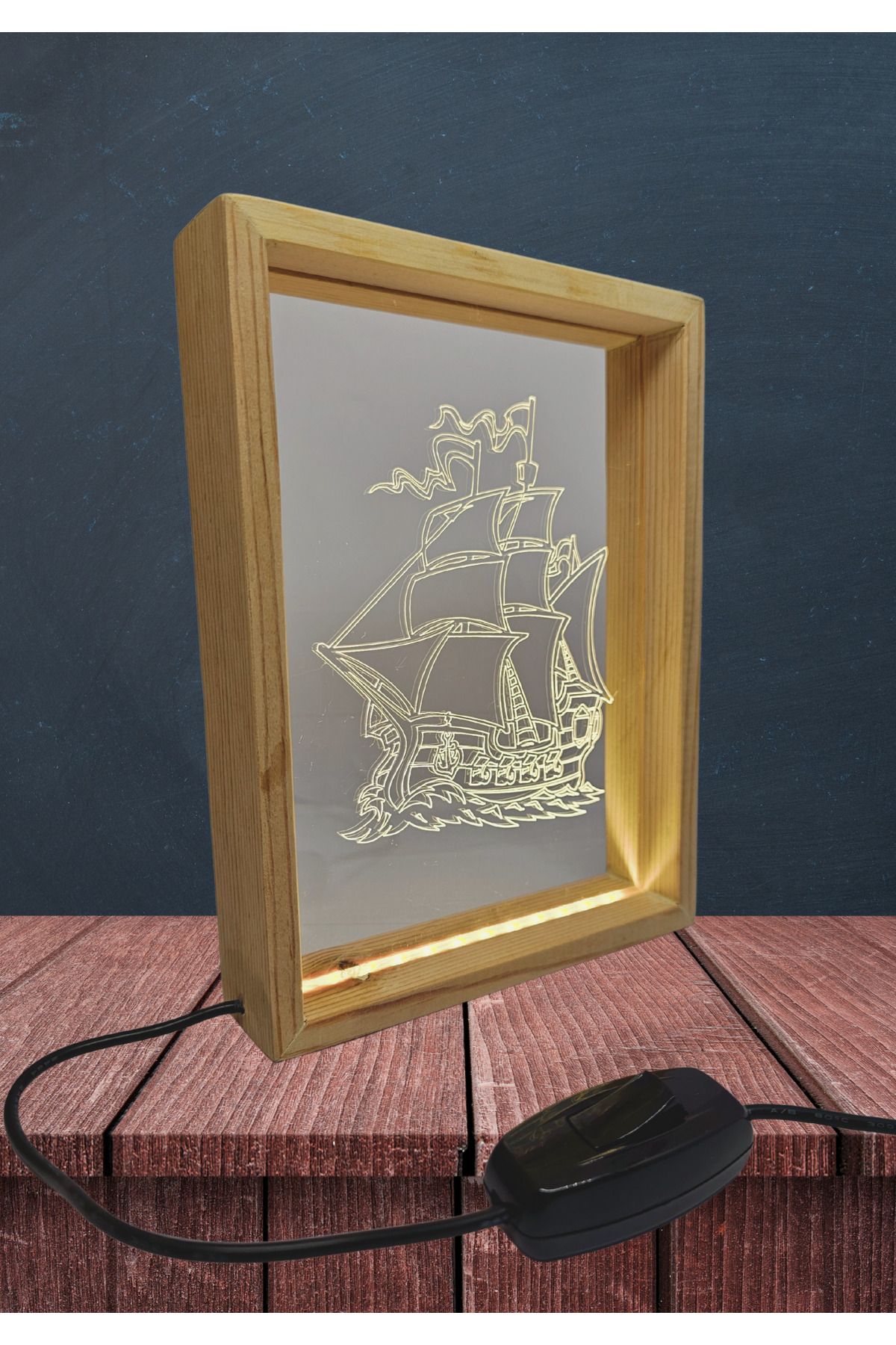 Tasarımistan Çift Taraflı Led Aydınlatmalı Doğal Ahşap Fotoğraf Çerçevesi 16x21 Cm Karayip Korsanları Model
