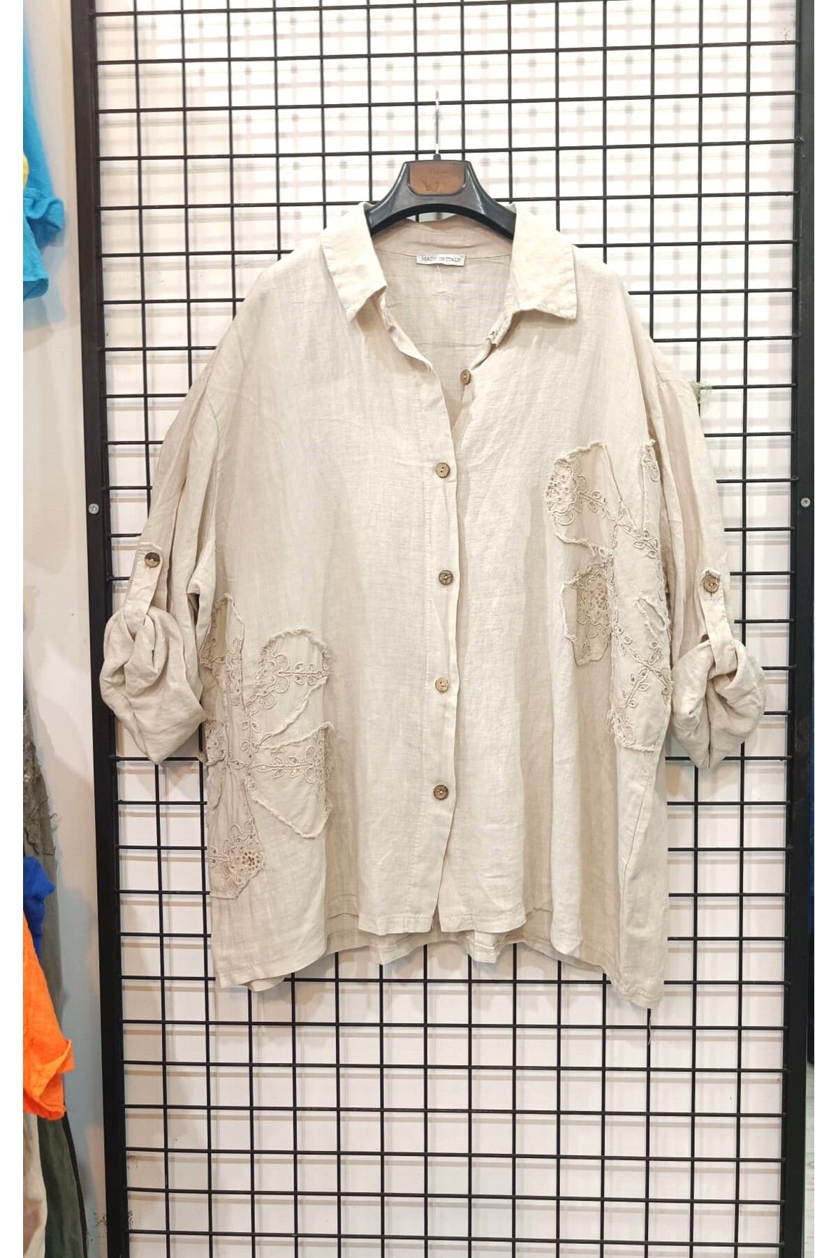 Butik Şans Çiçek Figür Nakışlı Bol Kesim İtalyan Keten Gömlek