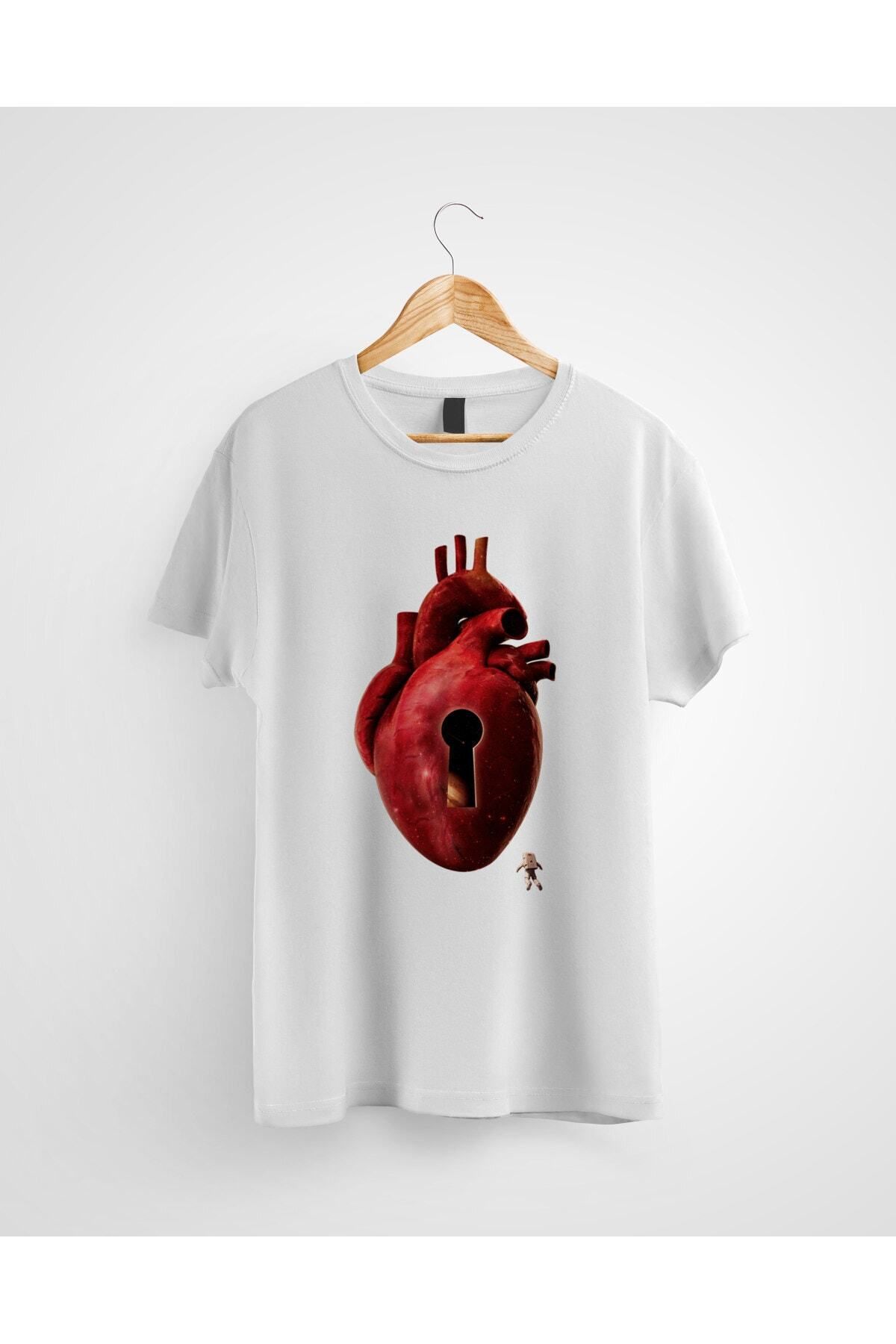 Miba Store Unisex Beyaz Kilitli Kalbe Giden Astronot Baskılı Tshirt