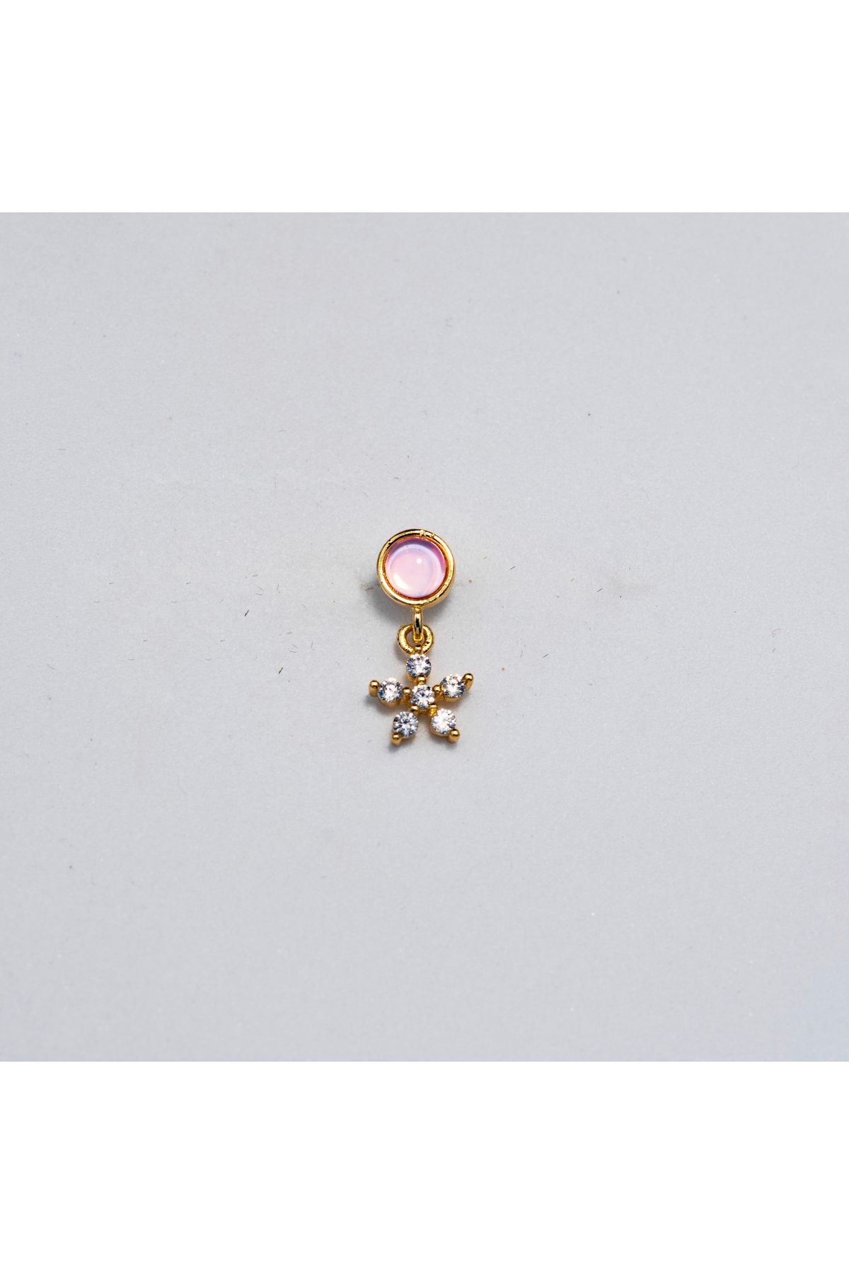 Piercing by Sever ÇİÇEK SALLANTILI HOLOGRAFİK ŞEFFAF TAŞLI ÇELİK PIERCING… ALTIN/GOLD RENKLİ (TARGUS HELIX CONCH FLAT)