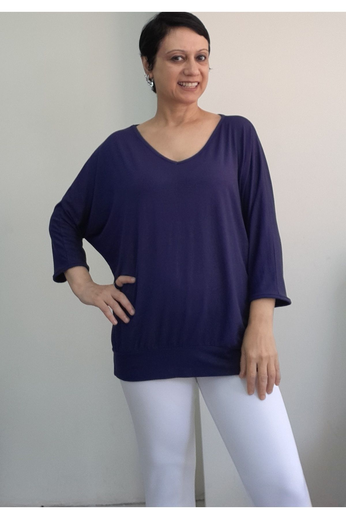 Mertcan Butik Lacivert V yaka truvakar kol yarasa model penye viskon tişört