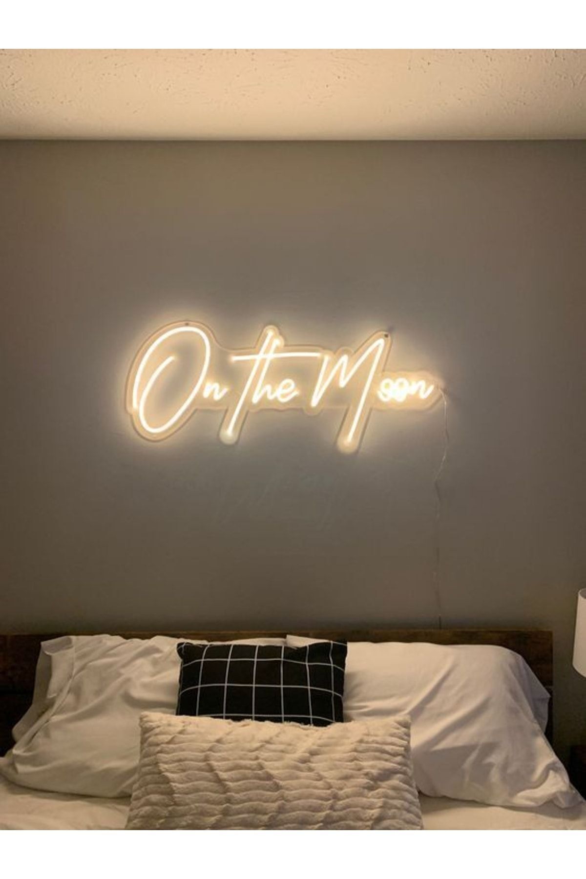 Saatistan Beyaz Neon Led Işıklı "On The Moon" Yazısı Dekoratif Aydınlatma