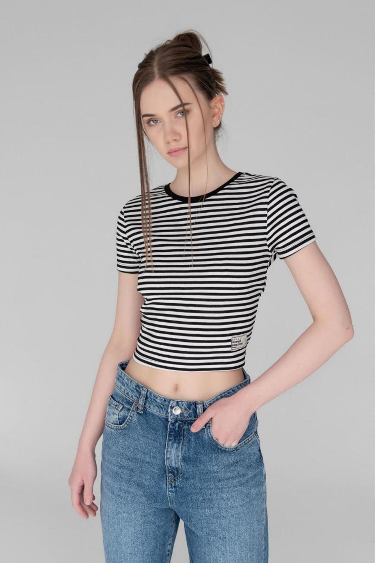 bases. Kadın Bisiklet Yaka Kısa Kol Crop Siyah Çizgili T-shirt