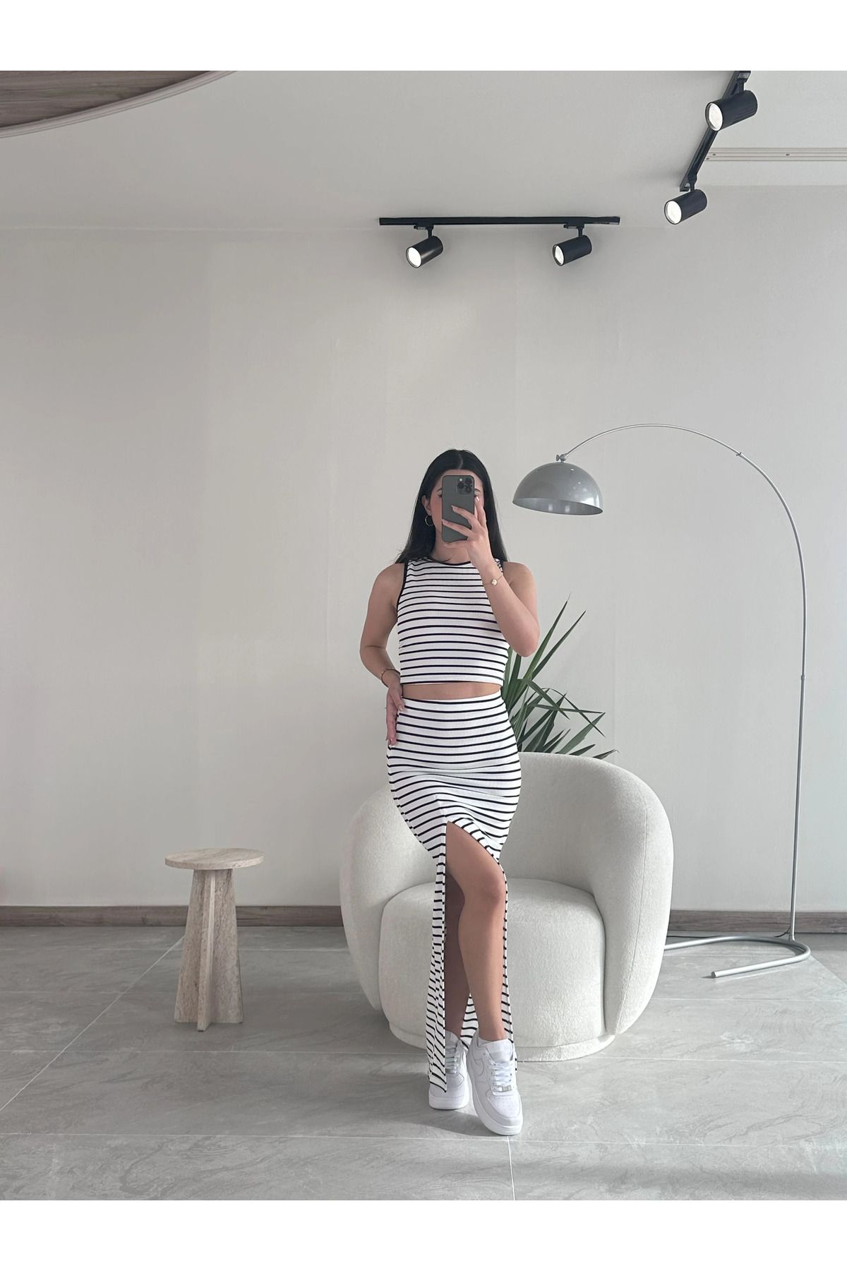 Kyra Studios Beyaz Askılı Crop Top Yırtmaçlı Maxi Etek Takım