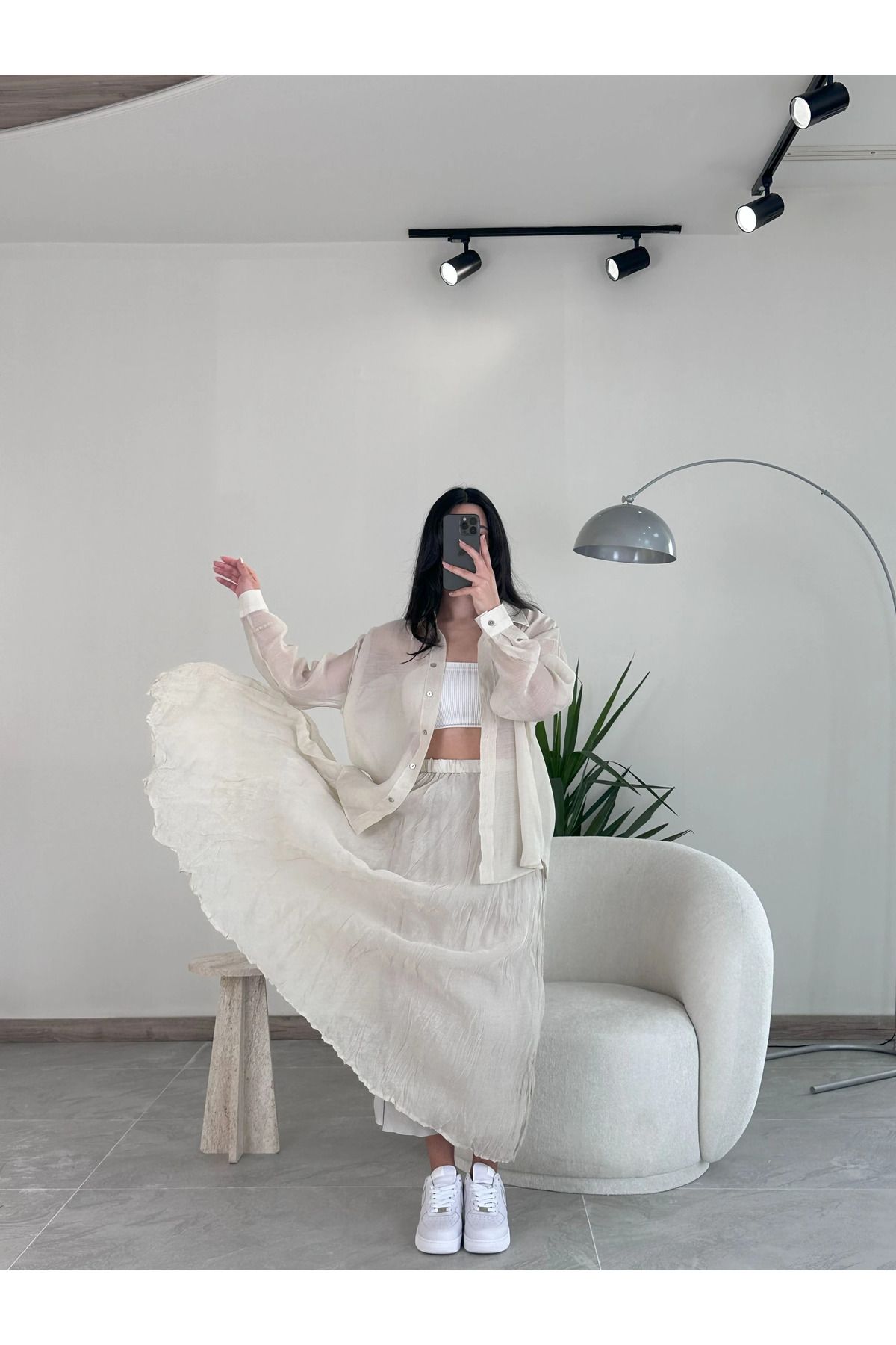 Kyra Studios Krem İpeksi Gömlek ve Kırışık Etek Takım 3010