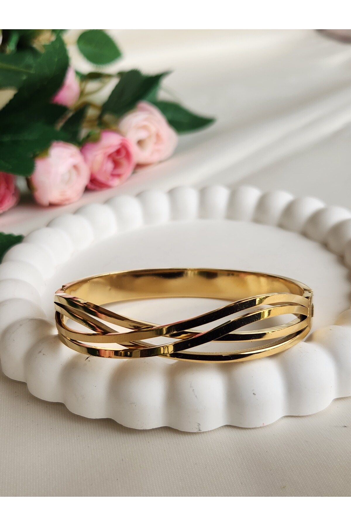 GIHANDMADE Kavisli Tasarımlı Altın Rengi Kadın Kelepçe Bileklik – Minimal ve Modern Stil Takısı