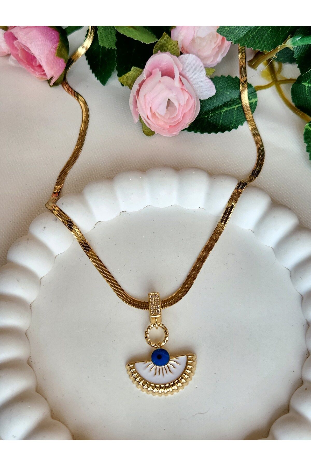 GIHANDMADE Mavi Göz Figürlü Yarım Daire Altın Rengi Kadın Nazarlık Kolye – Modern ve Koruyucu Takı