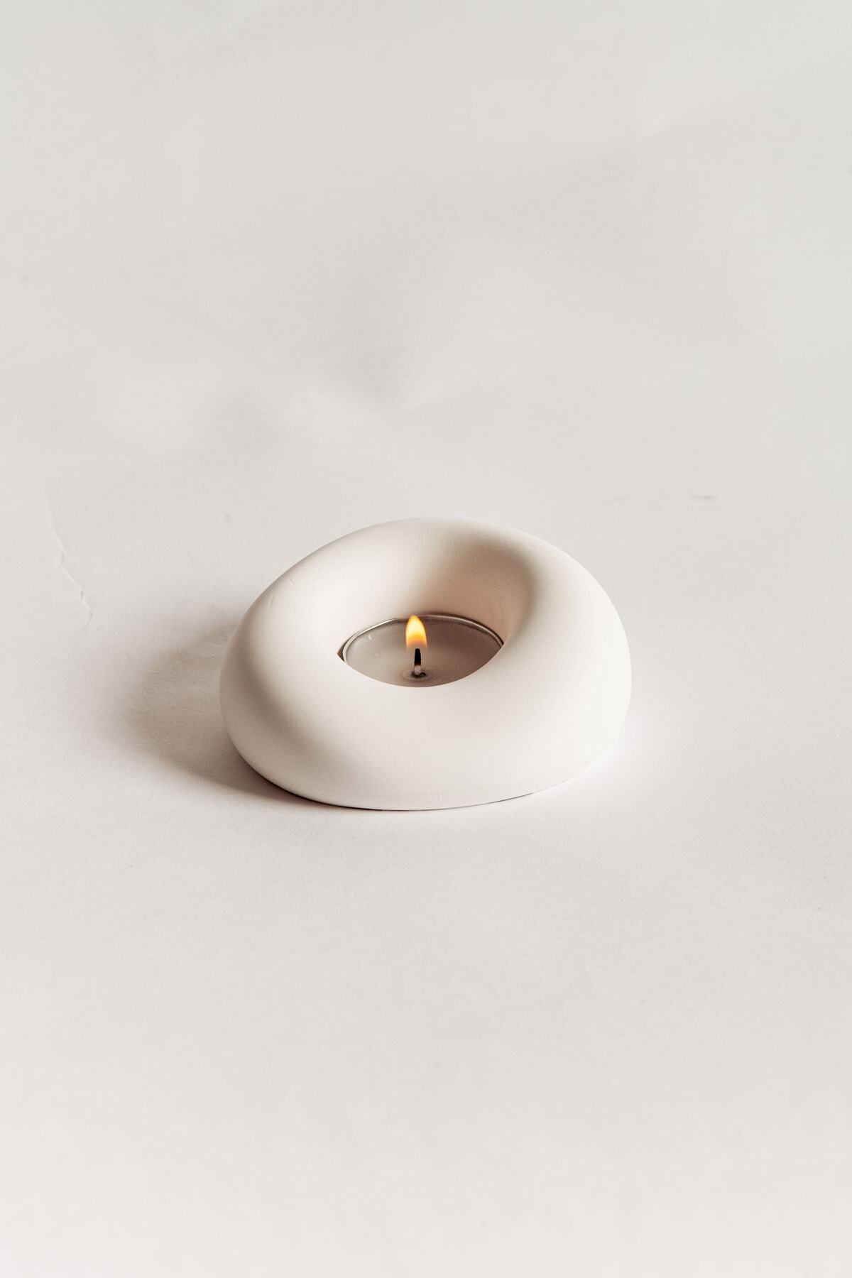 Saatistan Beyaz Tealight Mumluk, şık ve modern dekoratif aksesuar