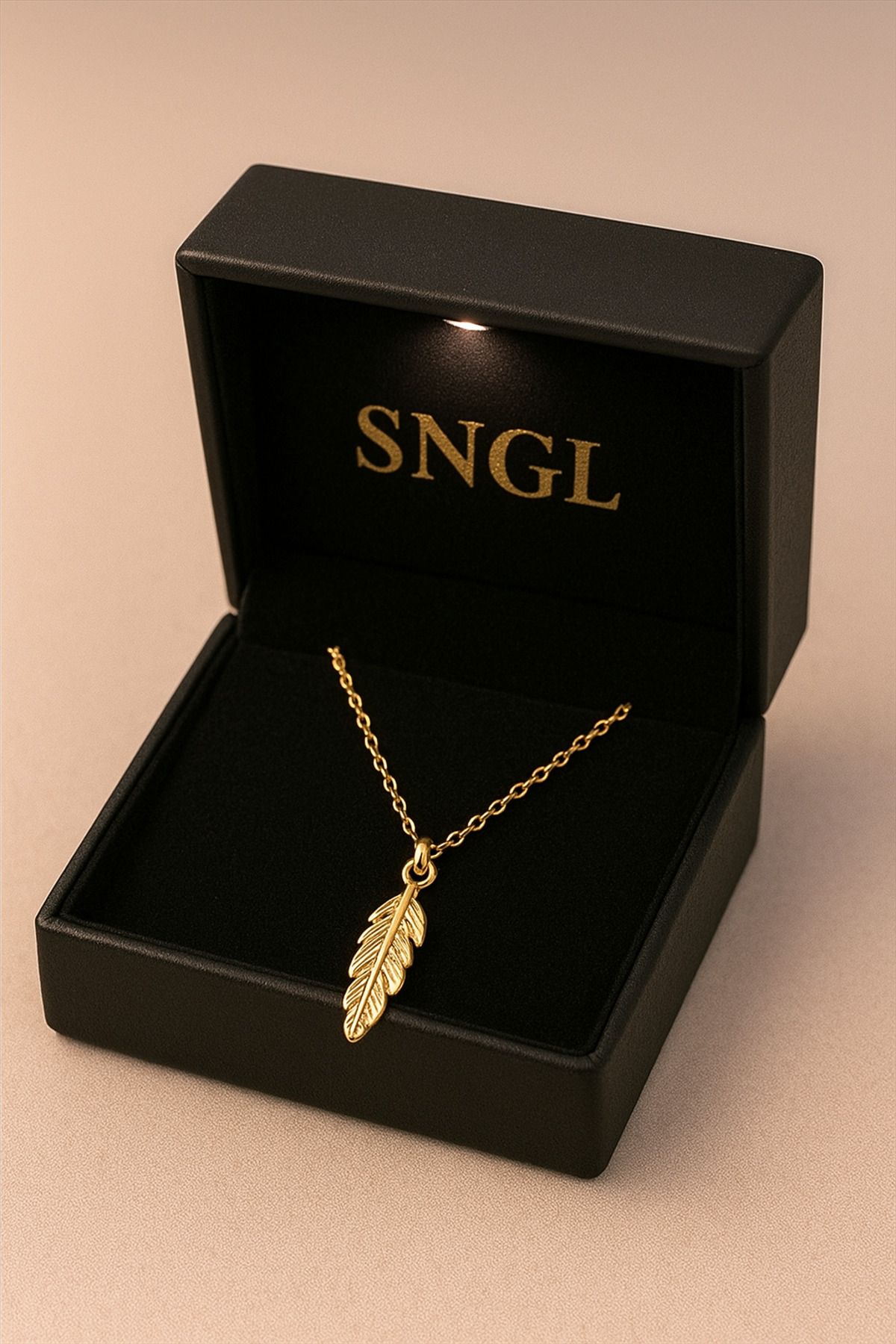 SNGW Altın Renk Tüy Figürlü Zarif Kolye – SNGL ACCESSORIES