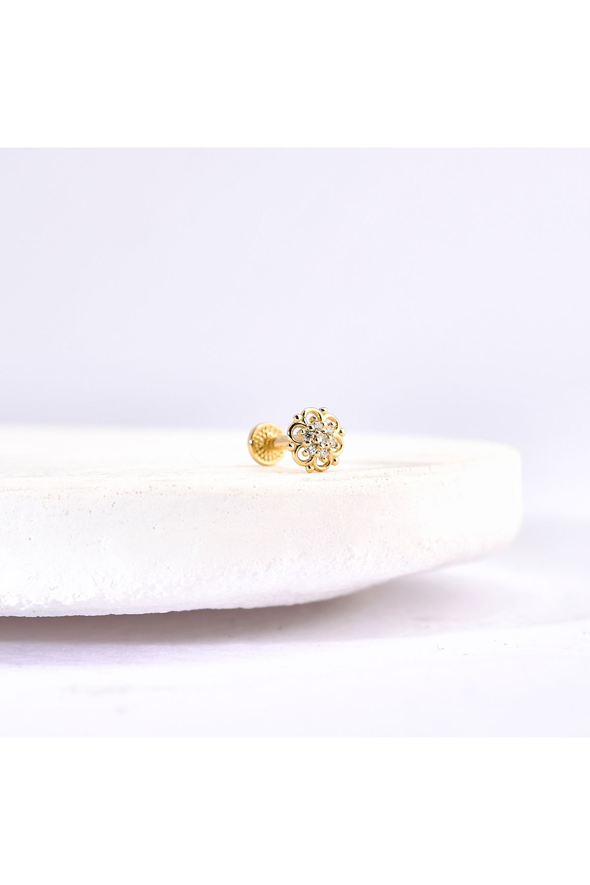 Akar Jewellery 14 Ayar Altın Taşlı Çiçek Minimal Tragus Pırlanta Piercing