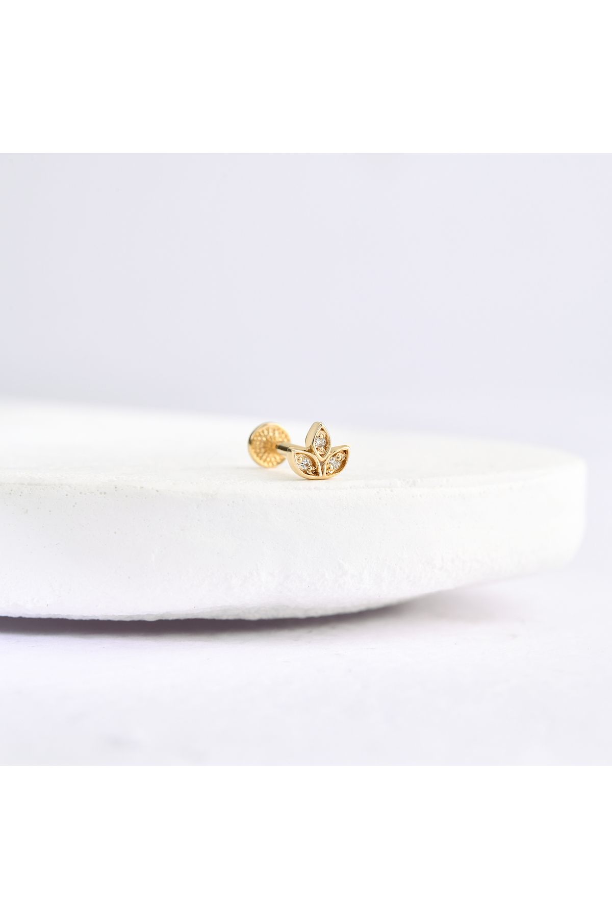 Akar Jewellery 14 Ayar Altın Taşlı Lotus Motifli Tragus Minimal Pırlanta Piercing