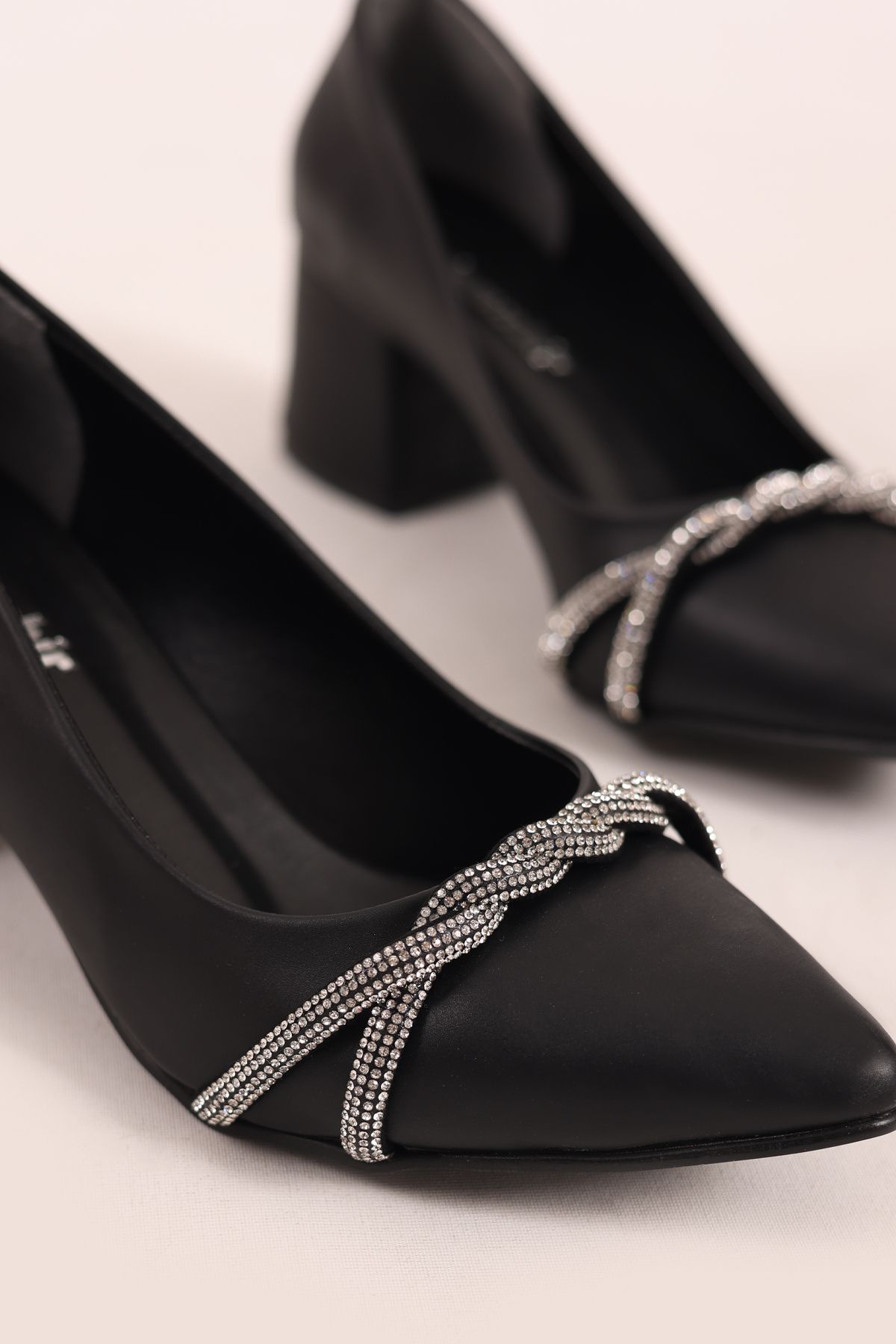 SHOESSHOPS Şerit Taşlı Kalın Blok Topuklu Siyah Kadın Topuklu Ayakkabı