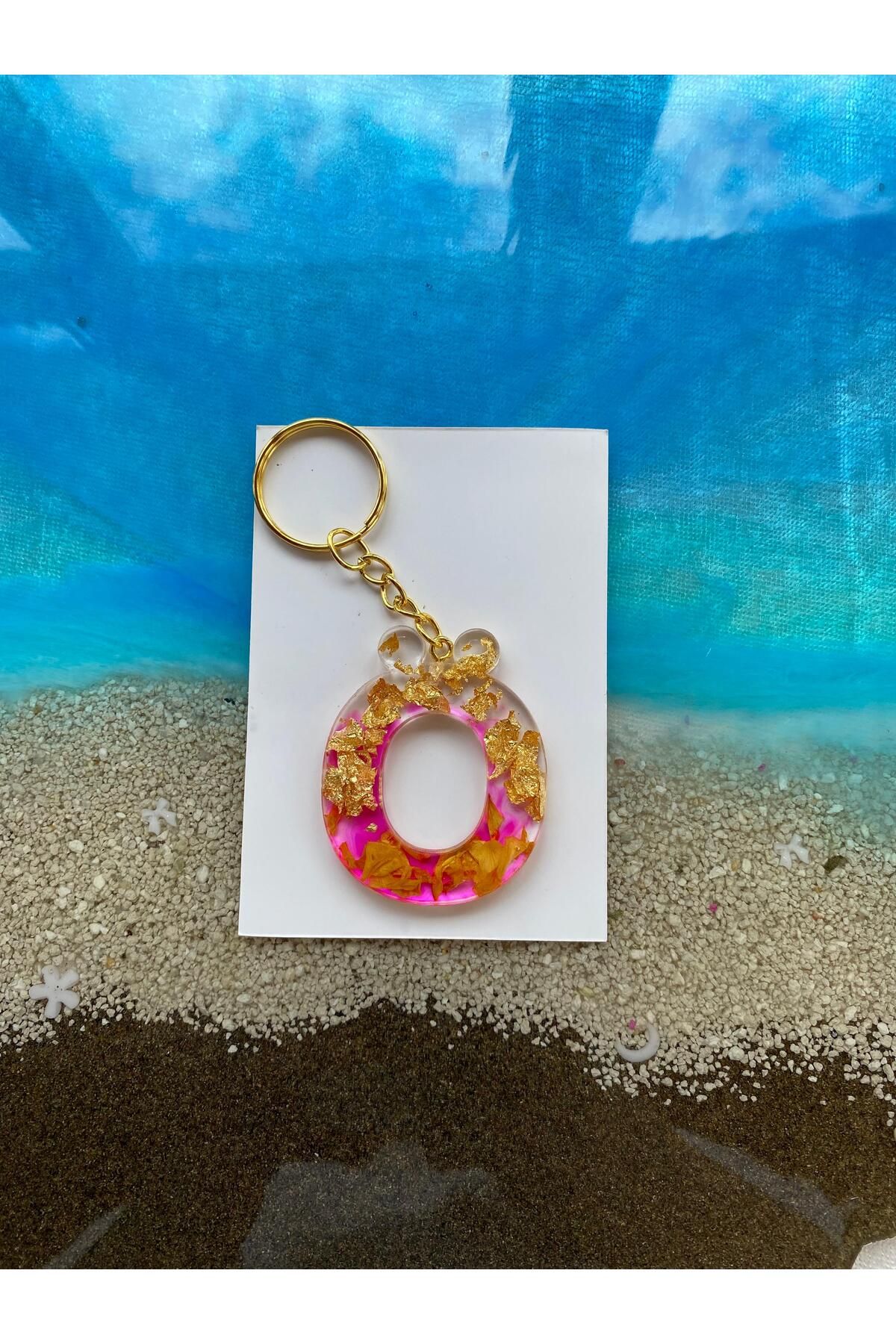 Yopoksi Desing EPOKSİ Ö HARFİ ALTIN VARAKLI, ÇİÇEK YAPRAKLI PEMBE ANAHTARLIK