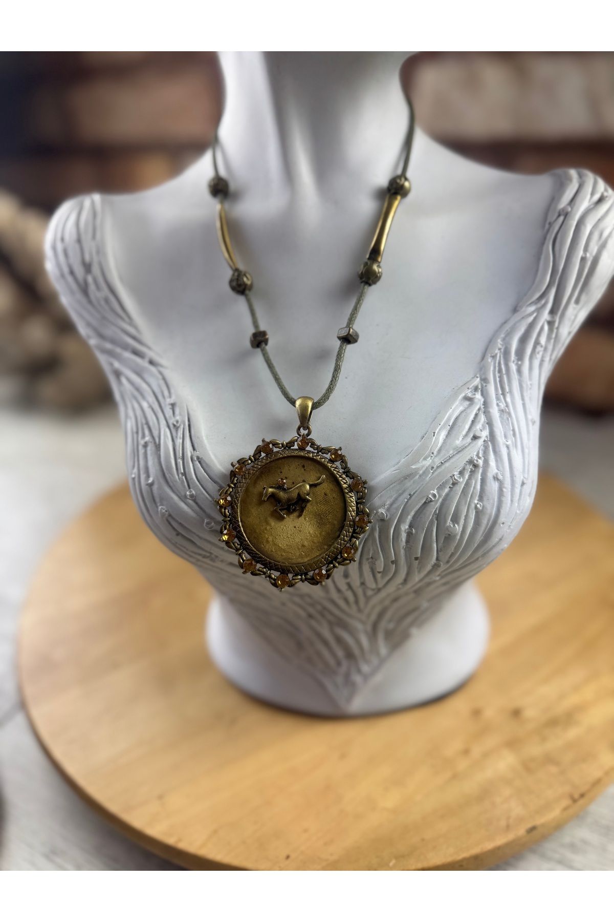 SEDEF TAKI Vintage at figürlü bronz gold kolye