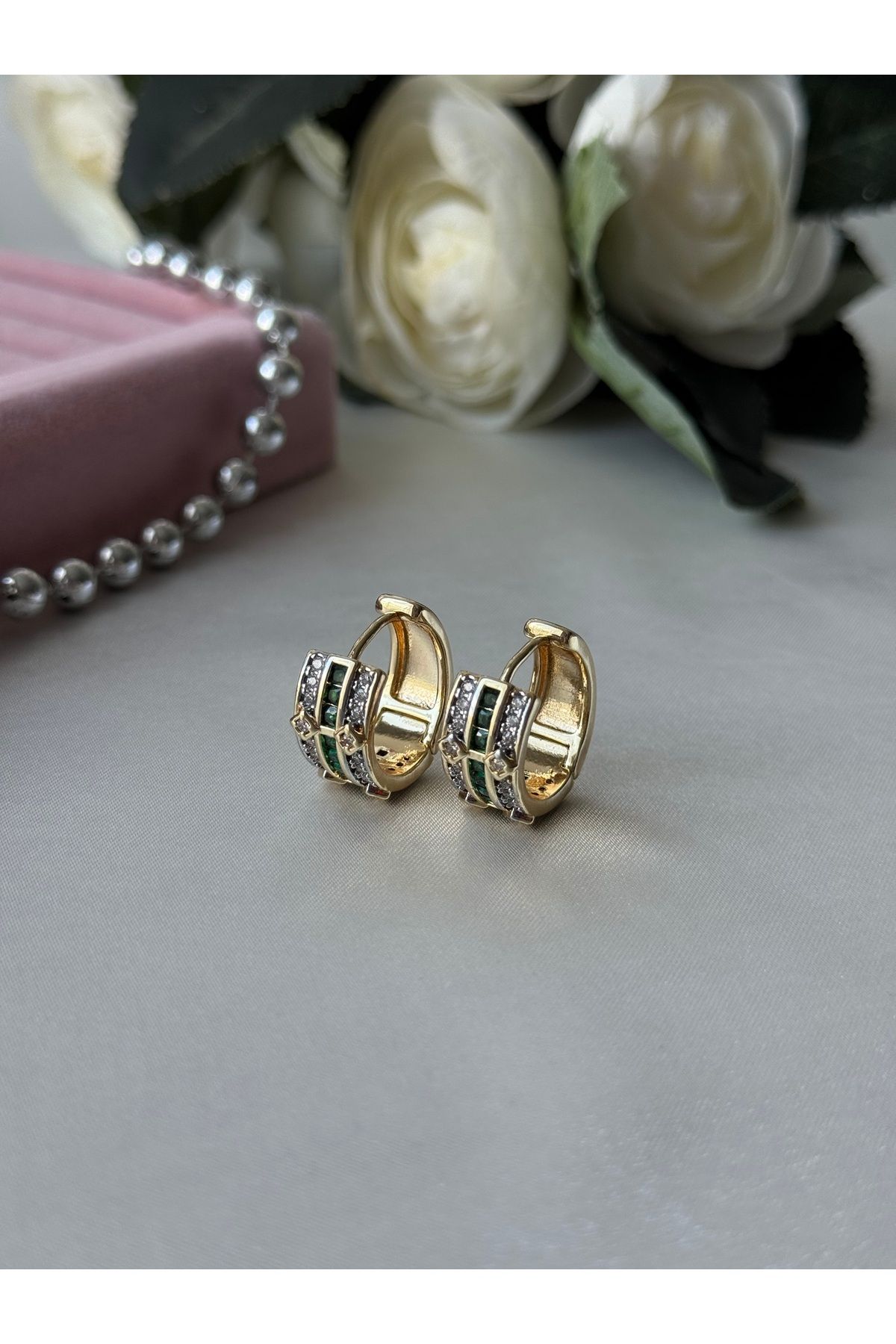 JEWELRY Özel Seri Altın Renkli Yeşil ve Zirkon Taş Sıralı Bombeli Rodyum Kaplama VIP Küpe