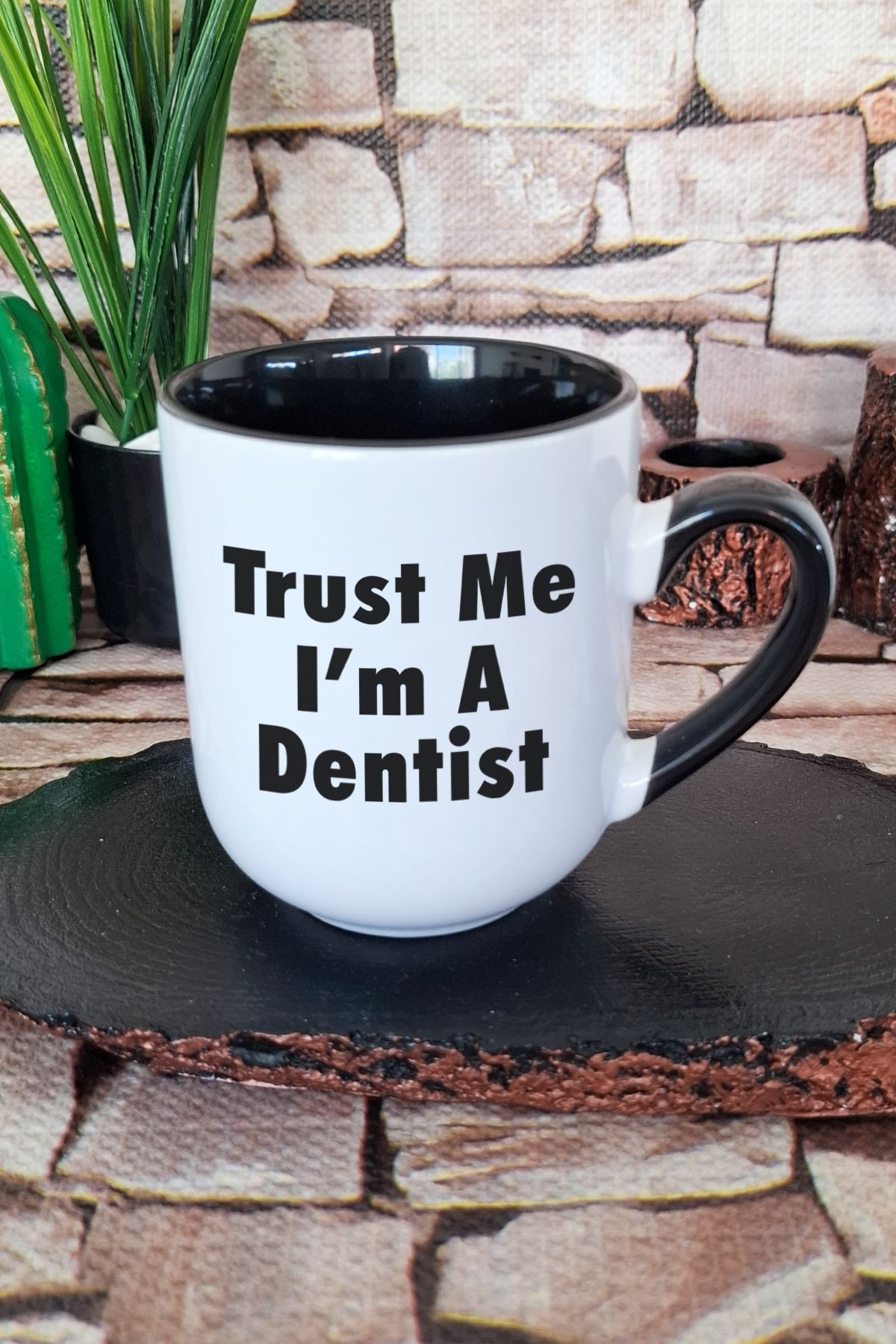 qoeuyl boutique Trust Me I'm A Dentist Diş Hekimi Hediye Baskılı İçi ve Kulpu Siyah Renkli Premium Kupa Bardak