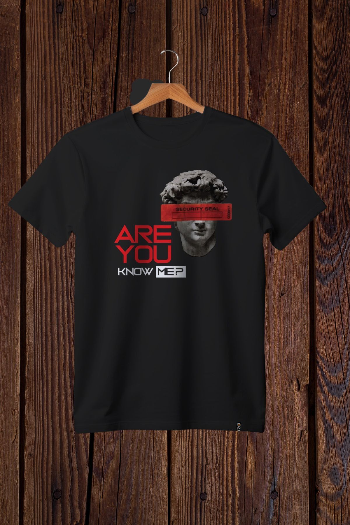 Wish BF Are You Know Me yazılı, klasik büst tasarımı ile modern bir dokunuş içeren siyah bir tişört