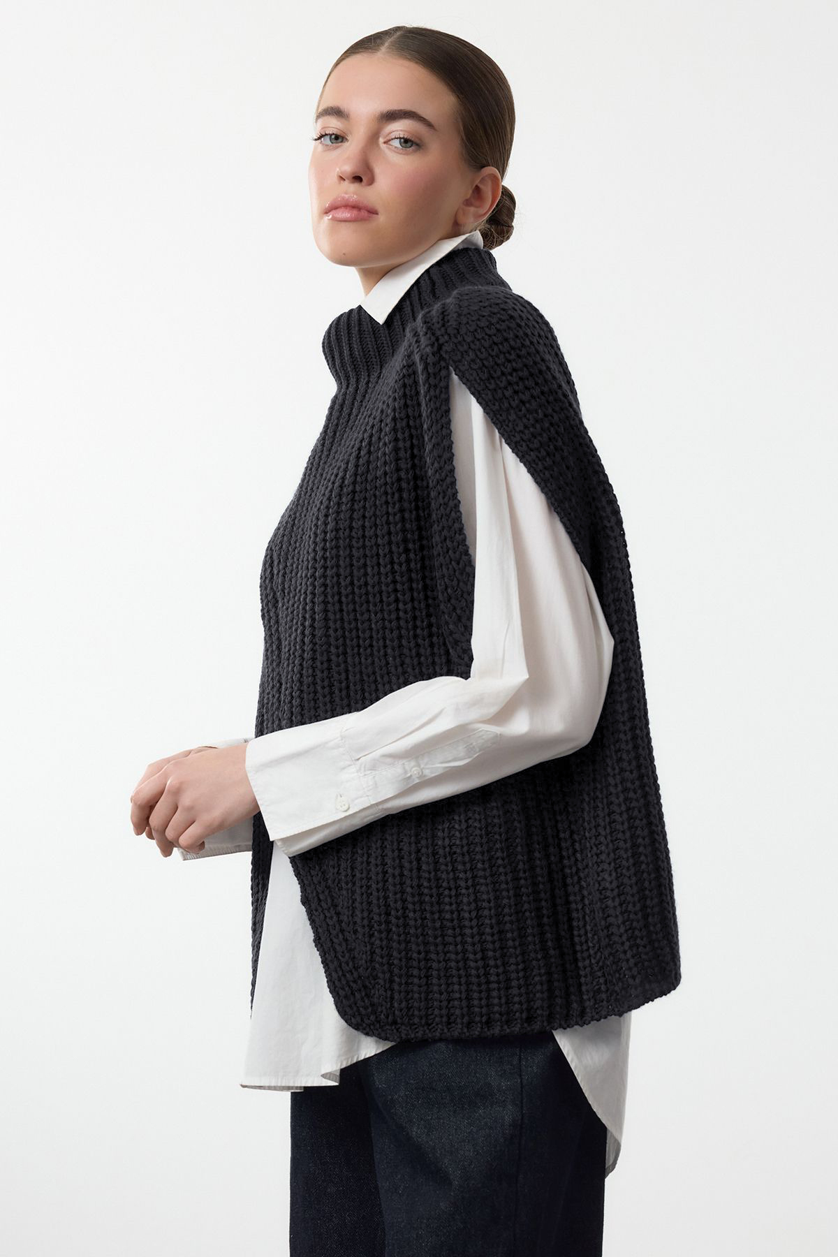 Trendyol Collection Antracytowy sweter z rozcięciem na stójce TWOAW25PA00000