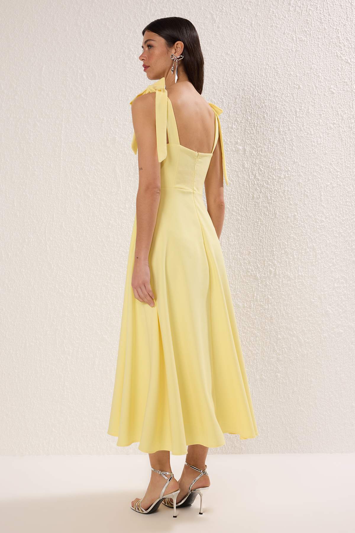 Trendyolmilla  Açık Sarı A-Kesim Askı Bağlama Detaylı Dokuma Midi Şık Abiye Gece Mezuniyet Elbisesi TPRSS24EL00251 - Görsel 4