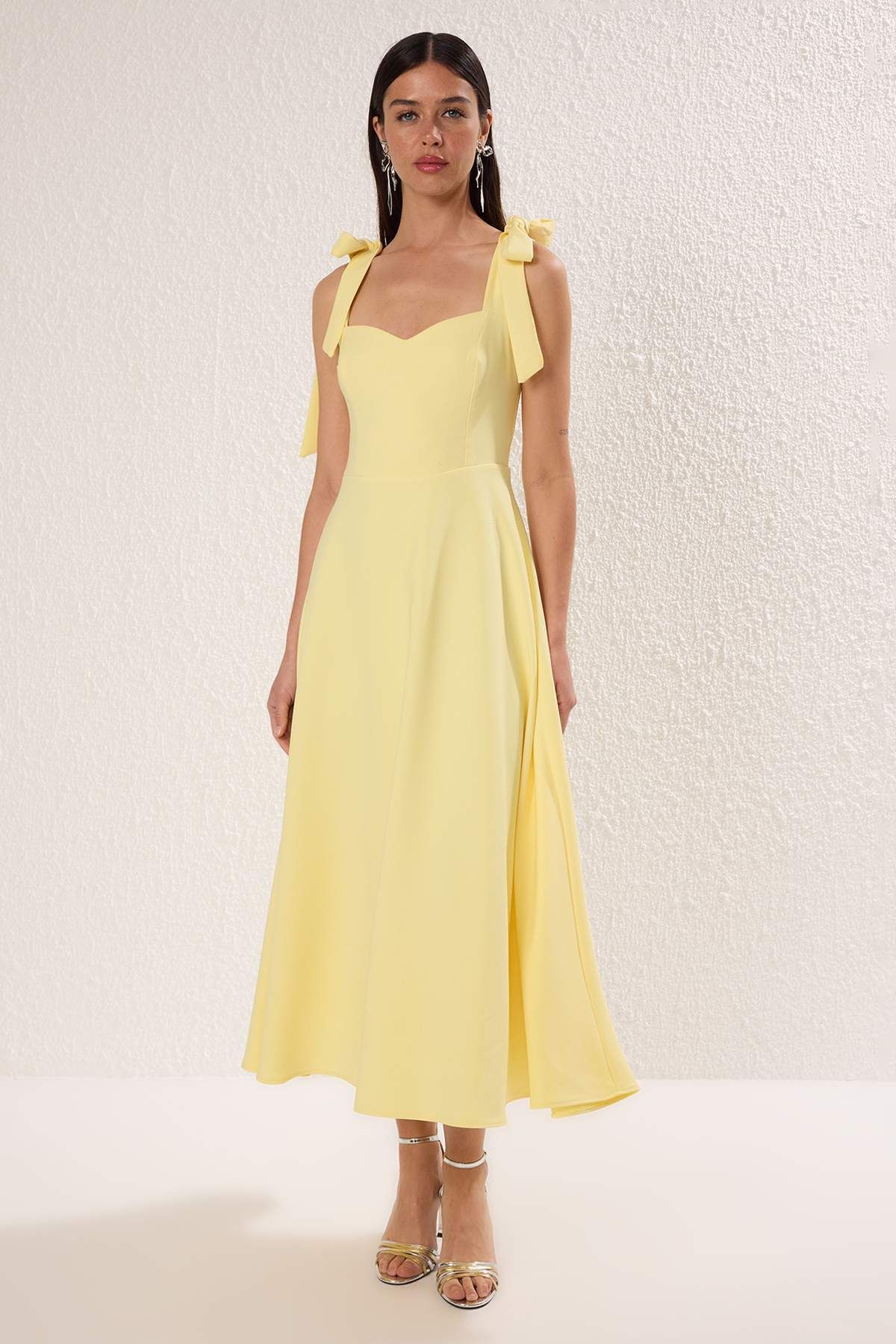 Trendyol Collection Ανοιχτό κίτρινο A-Line λουράκι με λεπτομέρεια υφαντό Midi κομψό βραδινό φόρεμα νυχτερινής αποφοίτησης TPRSS24EL00251
