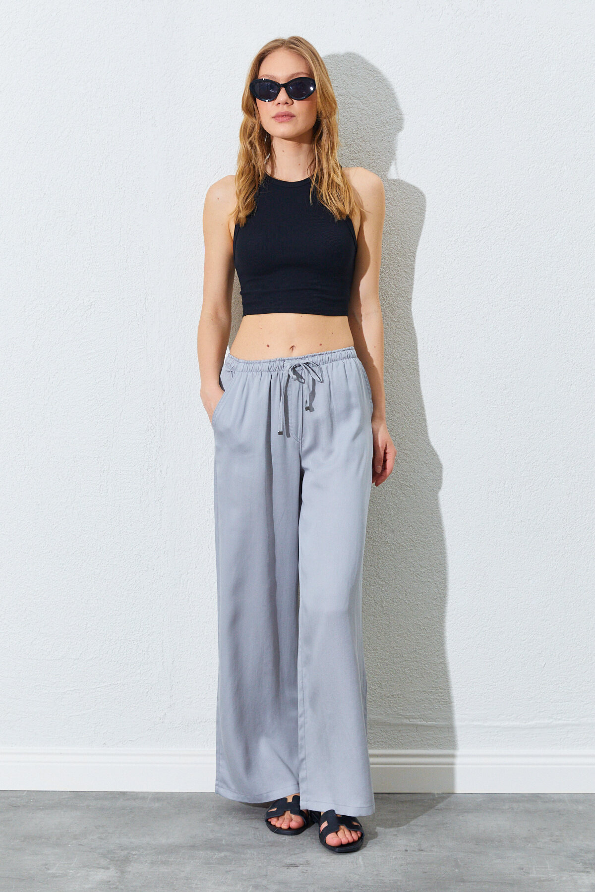 Manche-Trousers with Lace-Up Waist, Side Pockets and Wide Leg Cut - Gray |   Mkes669938-1 7
