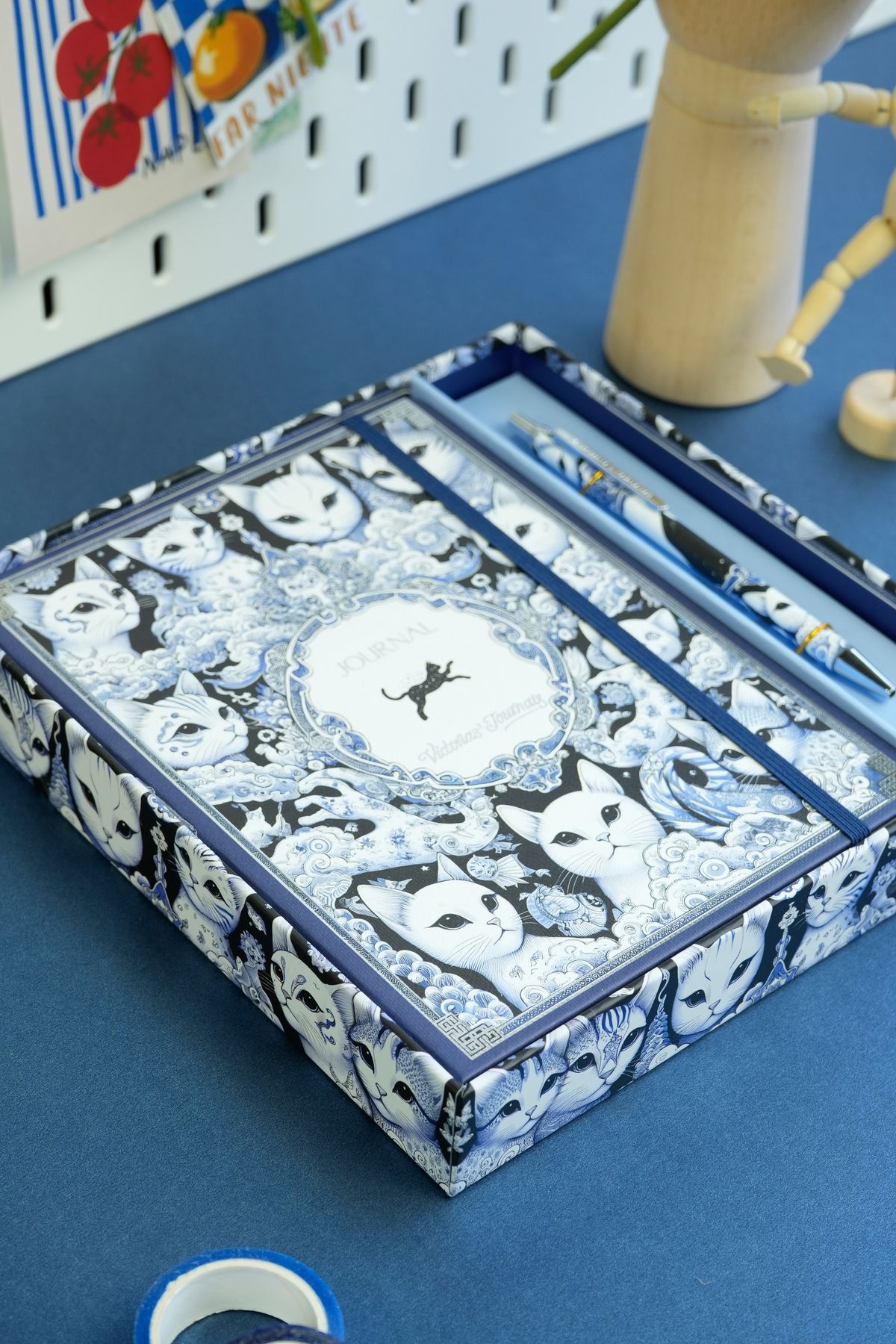 Victoria's Journals Kutulu Set, A5 Sert kapaklı Çizgili Defter ve Metal Gövdeli Tükenmez Kalem.
