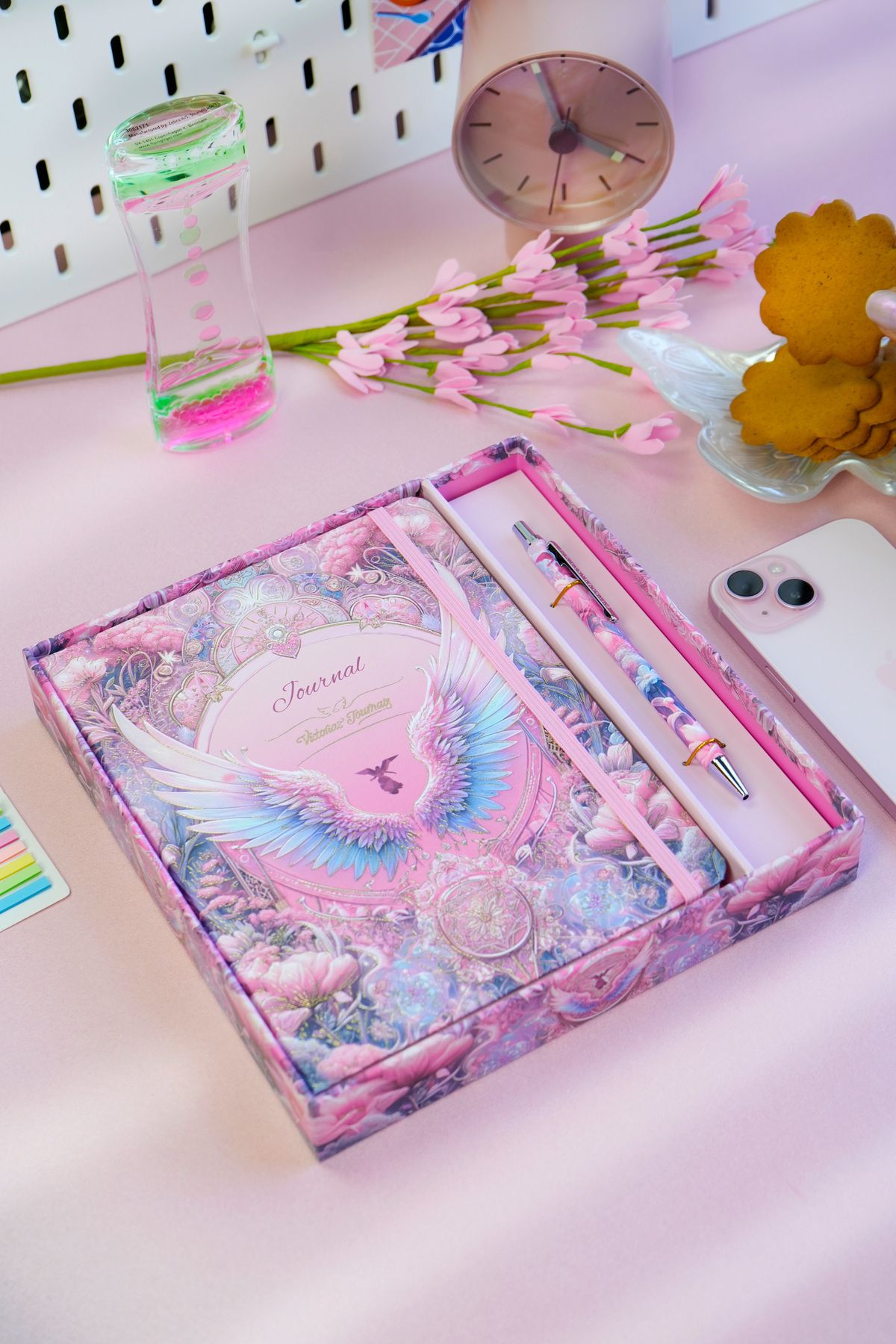 Victoria's Journals Kutulu Set, A5 Sert kapaklı Çizgili Defter ve Metal Gövdeli Tükenmez Kalem.