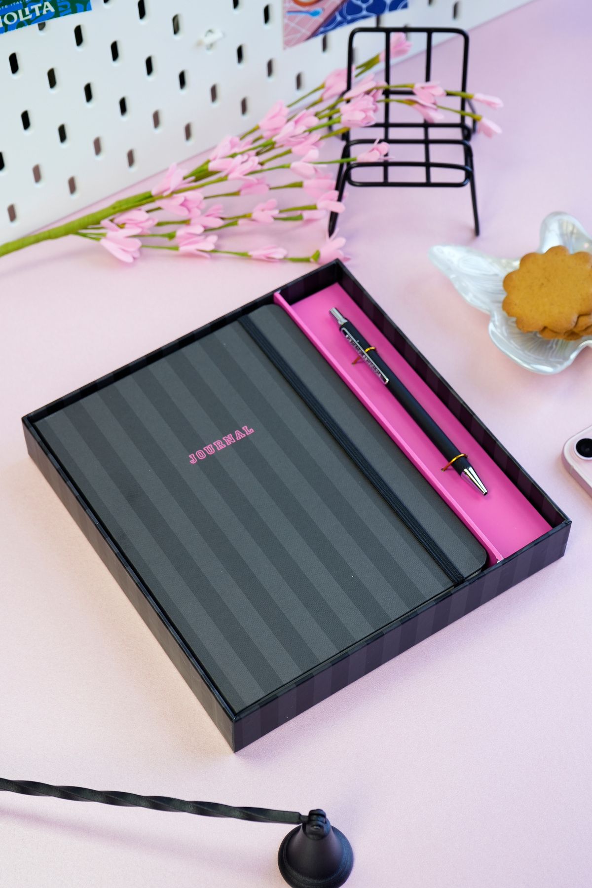 Victoria's Journals Kutulu Set, A5 Sert kapaklı Çizgili Defter ve Metal Gövdeli Tükenmez Kalem.
