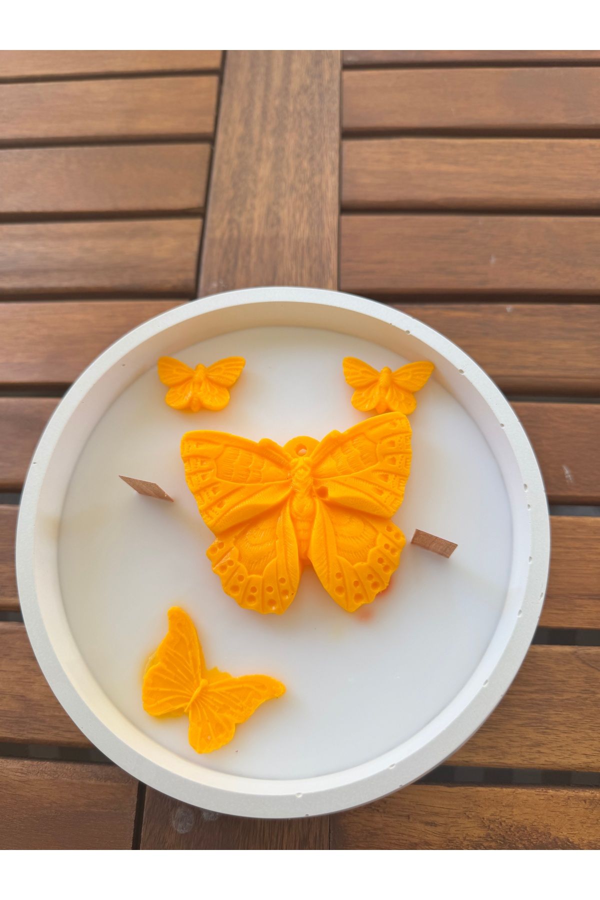 shop El Yapımı Kelebek Detaylı Beton Vegan Mum – Doğal ve Sürdürülebilir Dekoratif Seçim