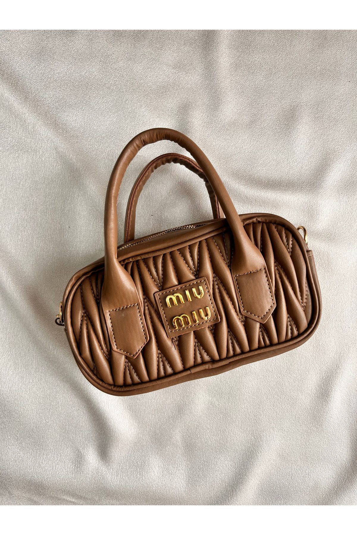 Mina Terzi&Butik Miu Miu Baskılı Kapitone Mini Çanta