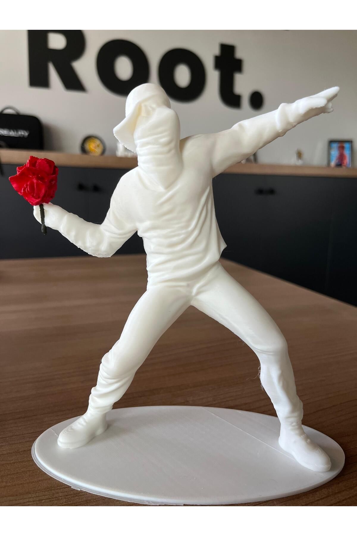 Root Made Banksy Çiçek Atan Adam Heykeli Dekoratif Obje Modern Ev Ofis Dekorasyon 20cm