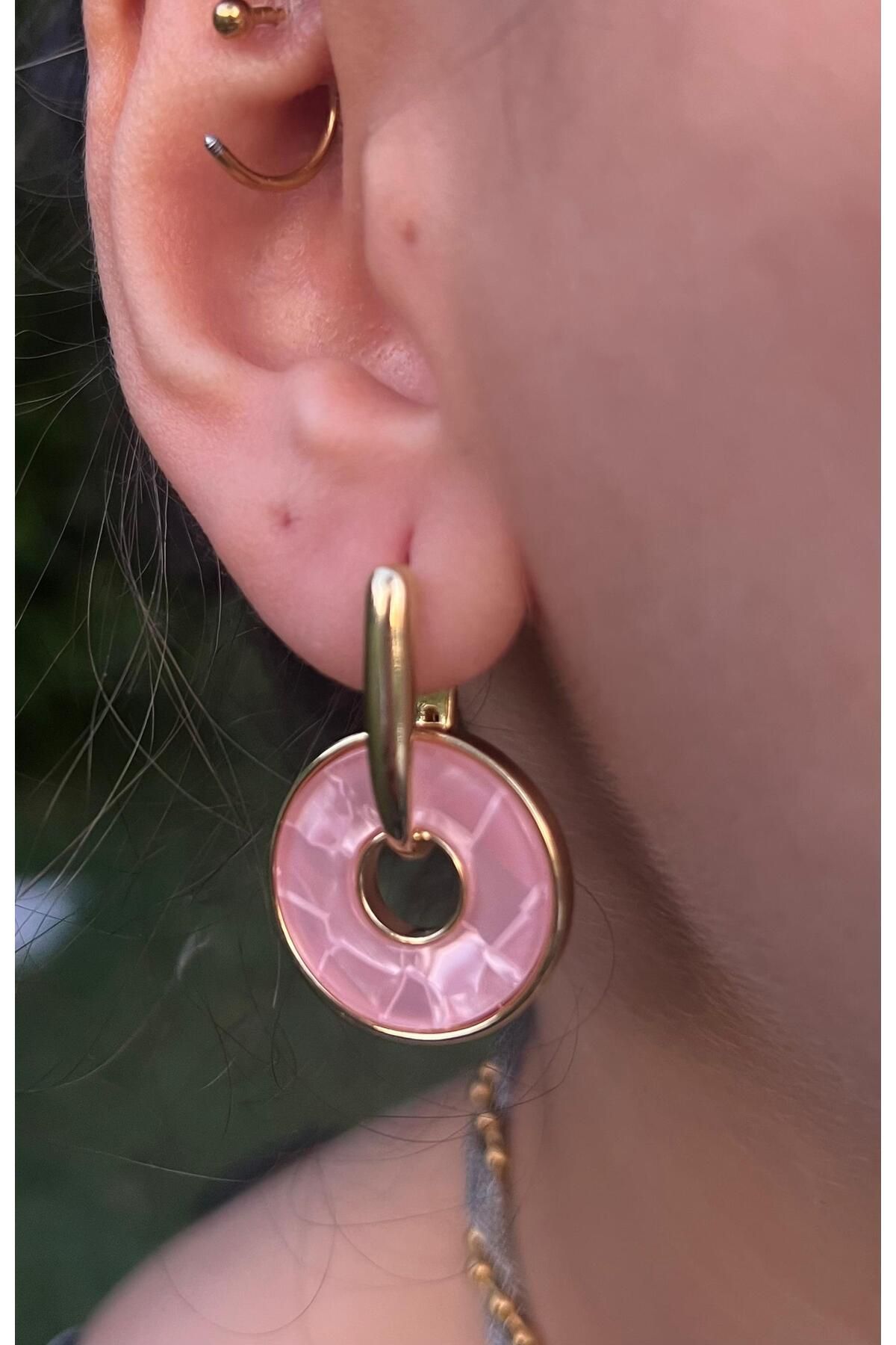 Glowy&Co. Rosette Altın Rengi Mozaik Halka Küpe – Kararmaz Çelik Pembe Taşlı