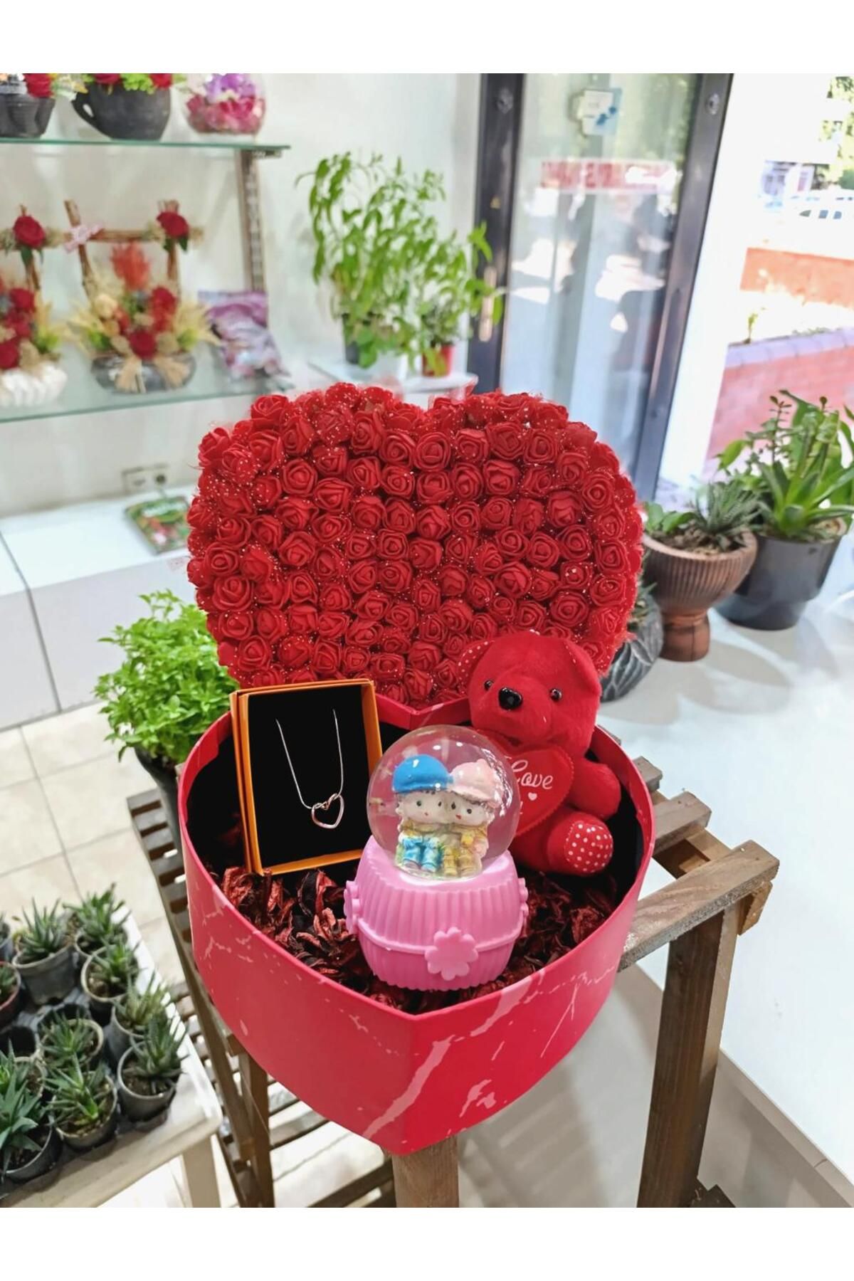 Morrano Gift Sevgiliye Hediye Kutusu – Kalpli Kutu, Çelik Kolye, Kar Küresi, Ayıcık