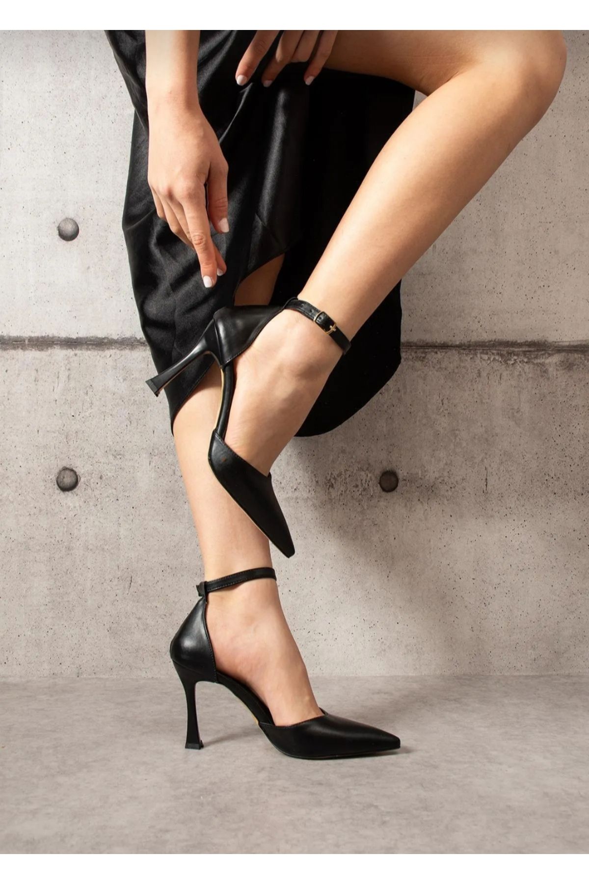 Kırmızı Topuk Siyah kadın stiletto klasik topuklu ayakkabı sivri burun tokali ve bantli
