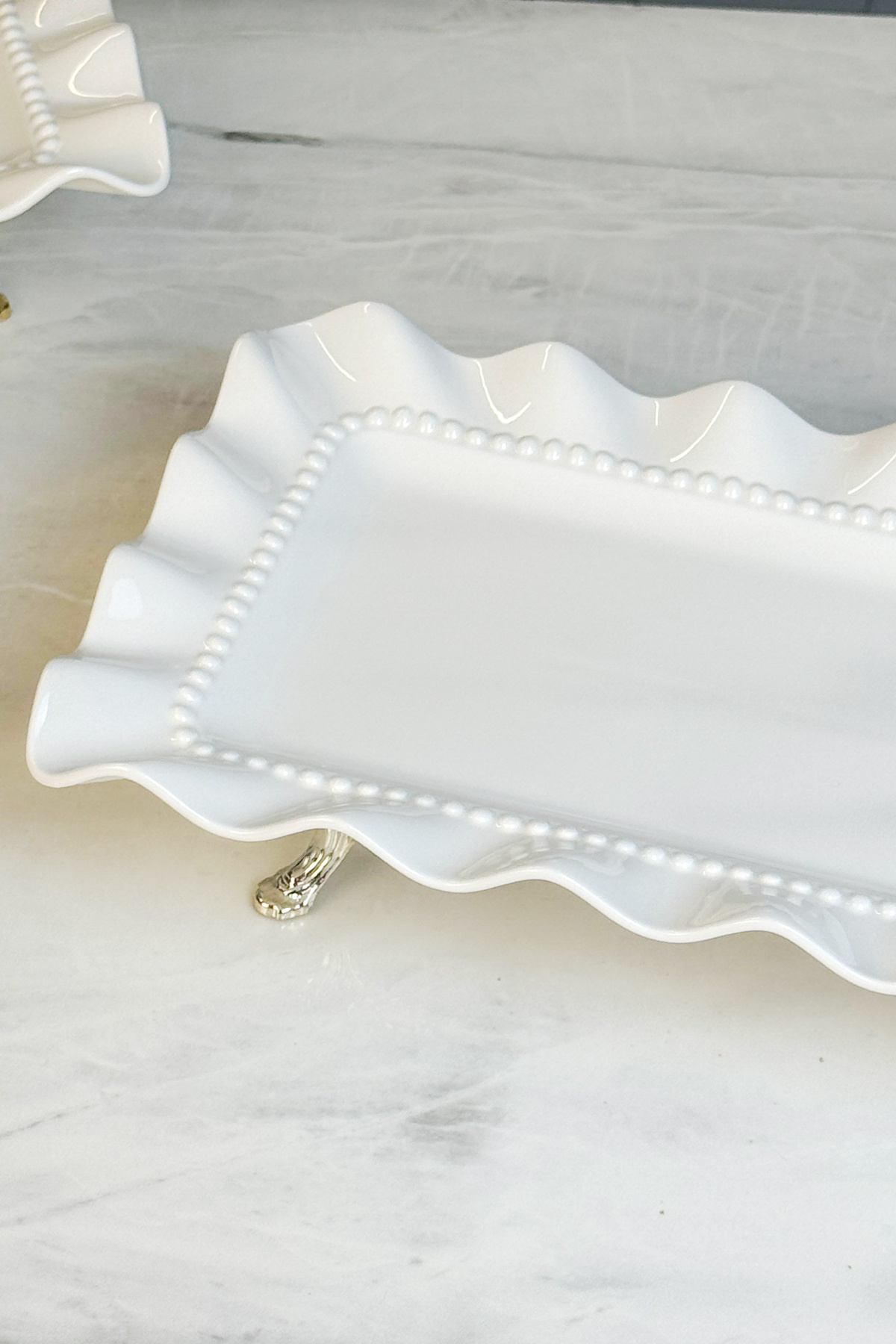 MAY HOME-Luxury Presentation Stand with Porcelain Legs 3
