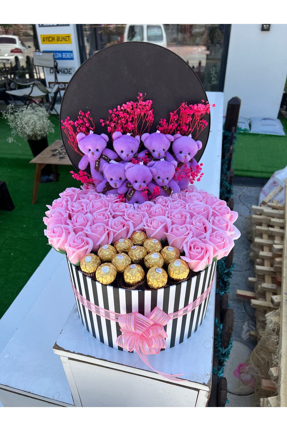 Home Büyük kutuda solmayan pembe güller ayıcıklar ferrero çikolata sevgiliye kutuda güller özel tasarım