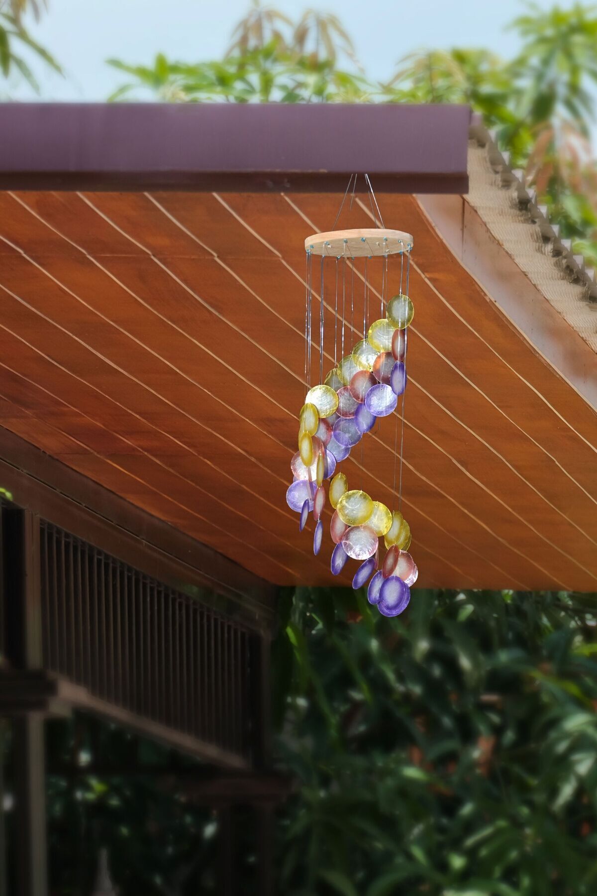 Elioure Sedefli Spiral Rüzgar Çanı ve Balkon Bahçe Tavan Süsü, şıklık ve zarafet sağlar.