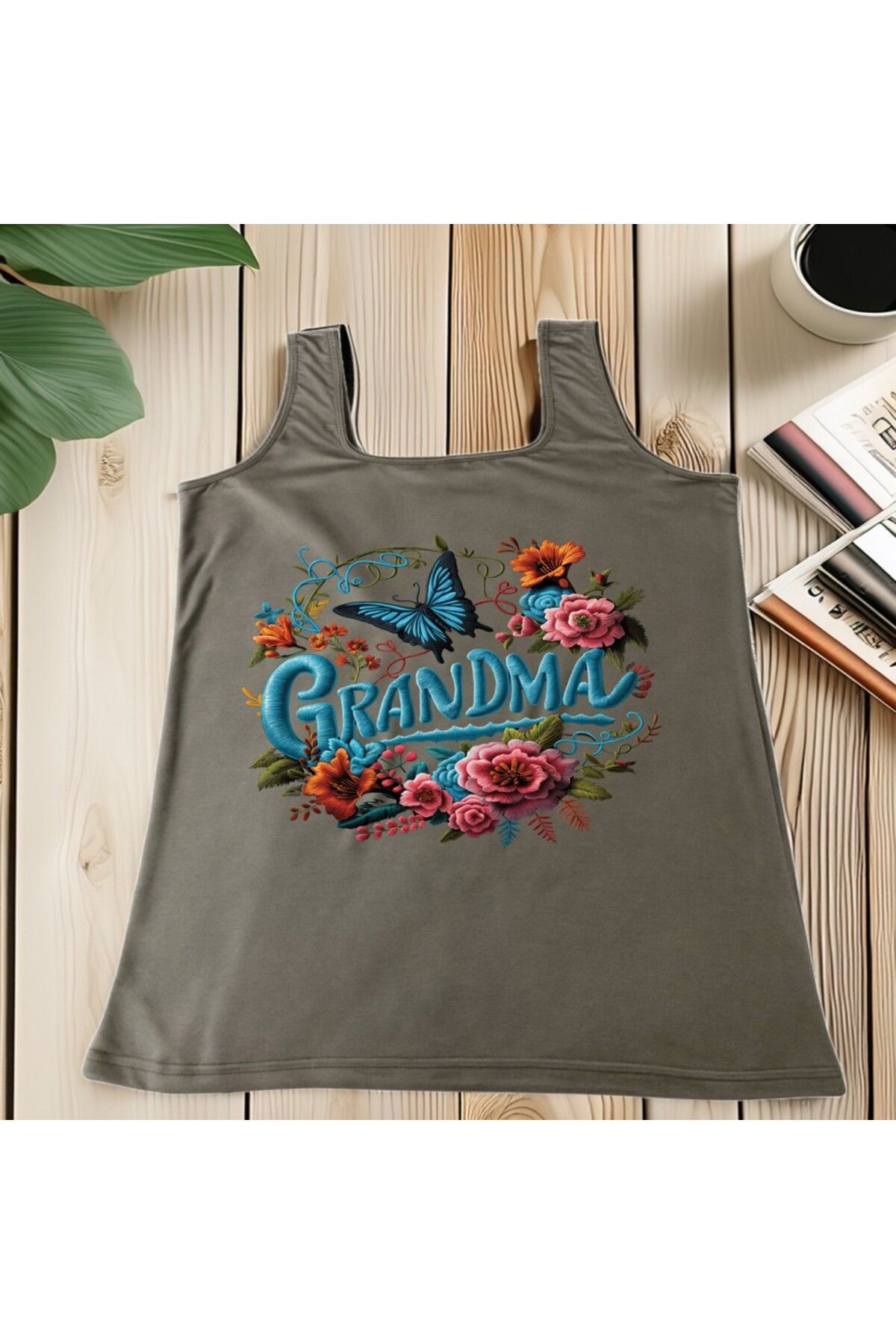 BELLACHIA "Grandma" Çiçek ve Kelebek Baskılı Kadın Atlet – Büyükanne Sevgisini Yansıtan Özel Tasarım! 🦋🌸