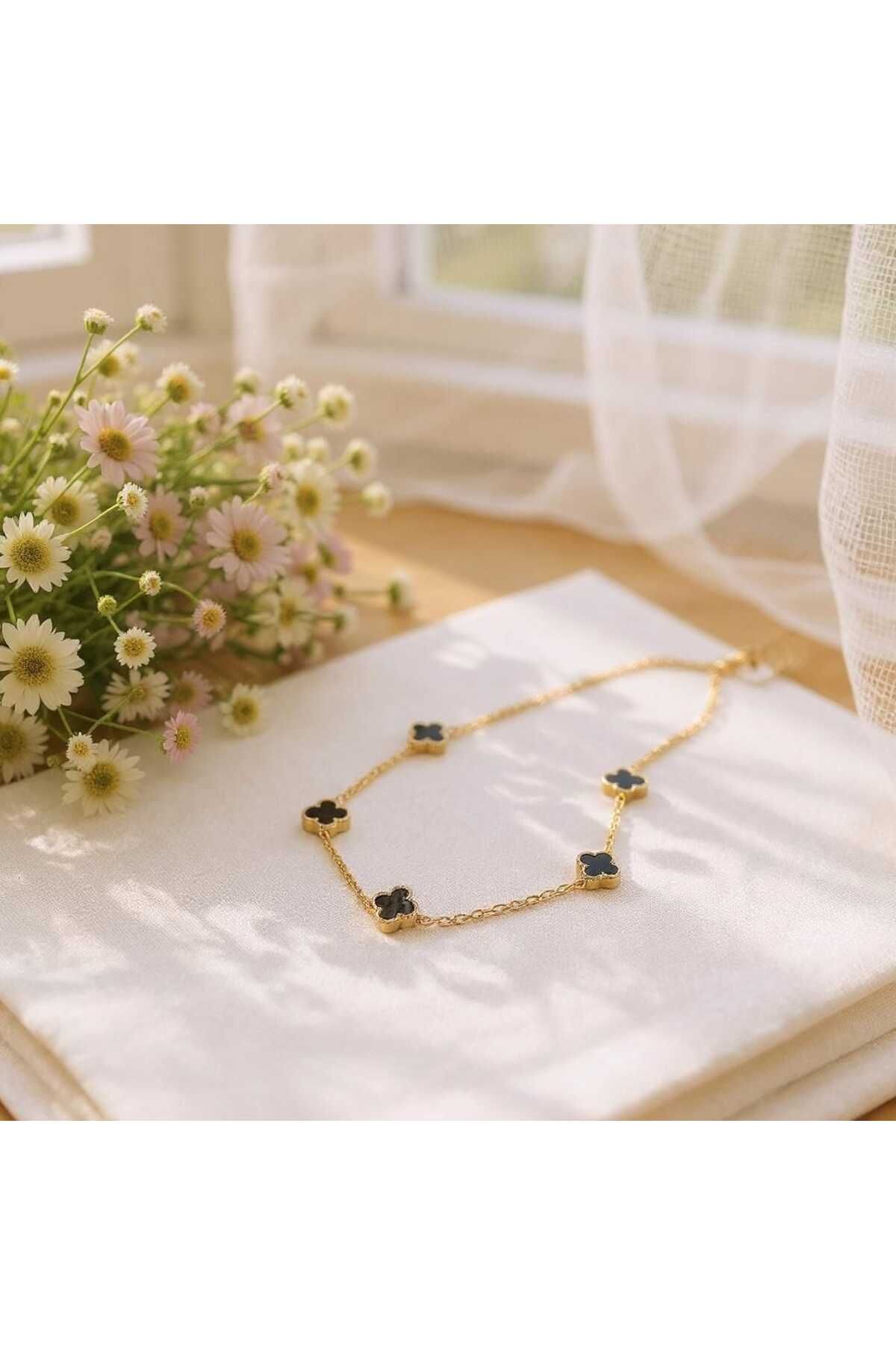 ekacsessories Siyah Yonca Figürlü Altın Renk Çelik Kolye
